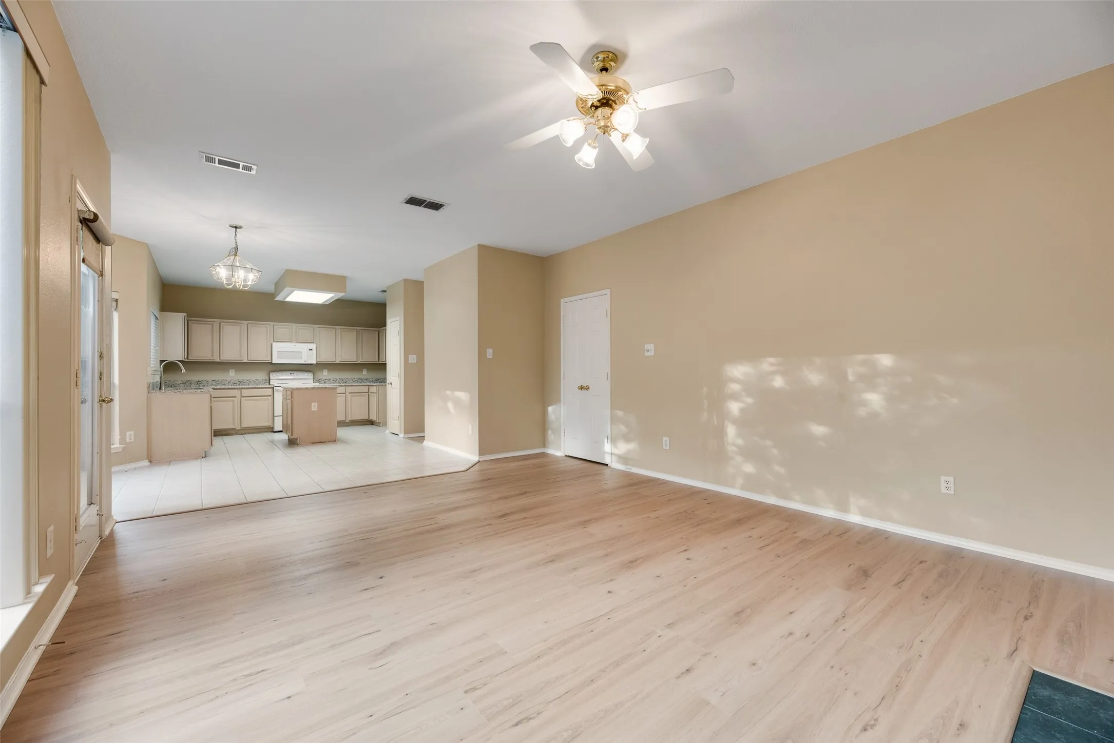 Single Family Residence For Rent in Dallas County , 2209 Norwich Place, Carrollton, Texas 75006, 3 Bedroom, 3 Bathroom, 2 Garage spaces, 1,980 Sqft, built in 1994, mls#21372587, Real Estate Agent in Carrollton, Homes For Rent in Dallas county, Homes For Rent in Carrollton, Realtor in Carrollton Texas, Real Estate Brokerage Independent Realty Texas, Luminita Cordes Realtor