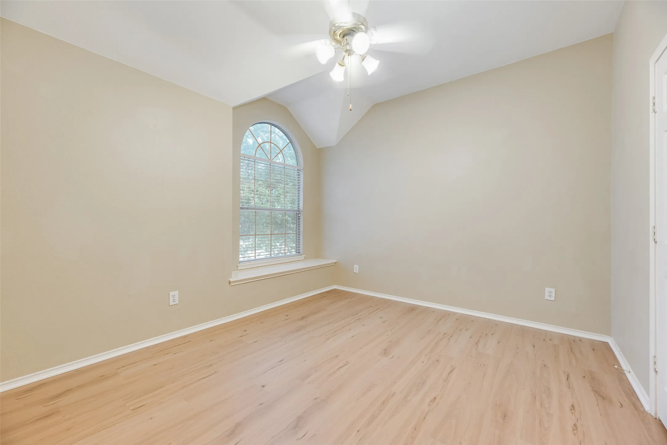 Single Family Residence For Rent in Dallas County , 2209 Norwich Place, Carrollton, Texas 75006, 3 Bedroom, 3 Bathroom, 2 Garage spaces, 1,980 Sqft, built in 1994, mls#21372587, Real Estate Agent in Carrollton, Homes For Rent in Dallas county, Homes For Rent in Carrollton, Realtor in Carrollton Texas, Real Estate Brokerage Independent Realty Texas, Luminita Cordes Realtor