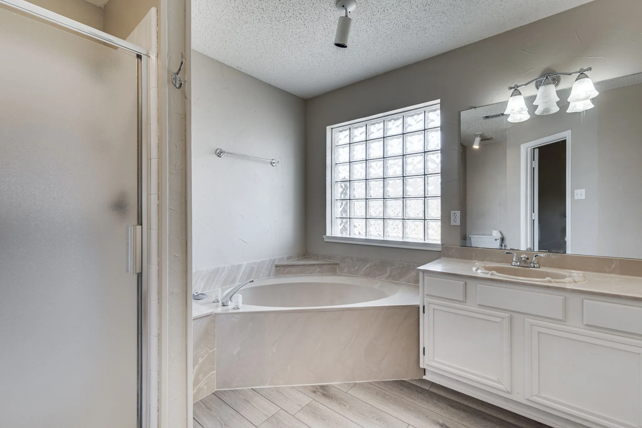 Single Family Residence For Rent in Ellis County , 32 Connecticut Avenue, Midlothian, Texas 76065, 3 Bedroom, 2 Bathroom, 2 Garage spaces, 1,569 Sqft, built in 1995, mls#21376558, Real Estate Agent in Midlothian, Homes For Rent in Ellis county, Homes For Rent in Midlothian, Realtor in Midlothian Texas, Real Estate Brokerage Independent Realty Texas, Luminita Cordes Realtor