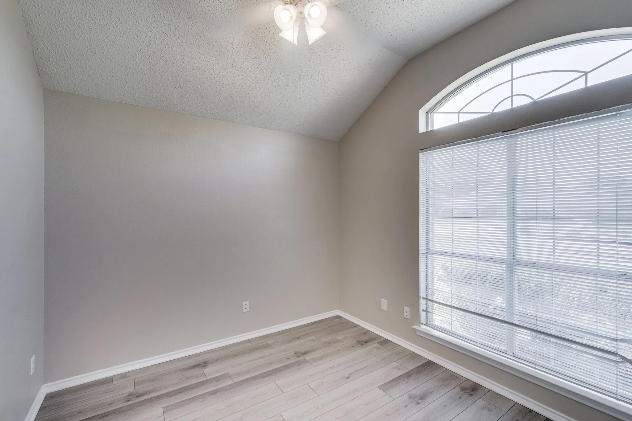 Single Family Residence For Rent in Ellis County , 32 Connecticut Avenue, Midlothian, Texas 76065, 3 Bedroom, 2 Bathroom, 2 Garage spaces, 1,569 Sqft, built in 1995, mls#21376558, Real Estate Agent in Midlothian, Homes For Rent in Ellis county, Homes For Rent in Midlothian, Realtor in Midlothian Texas, Real Estate Brokerage Independent Realty Texas, Luminita Cordes Realtor