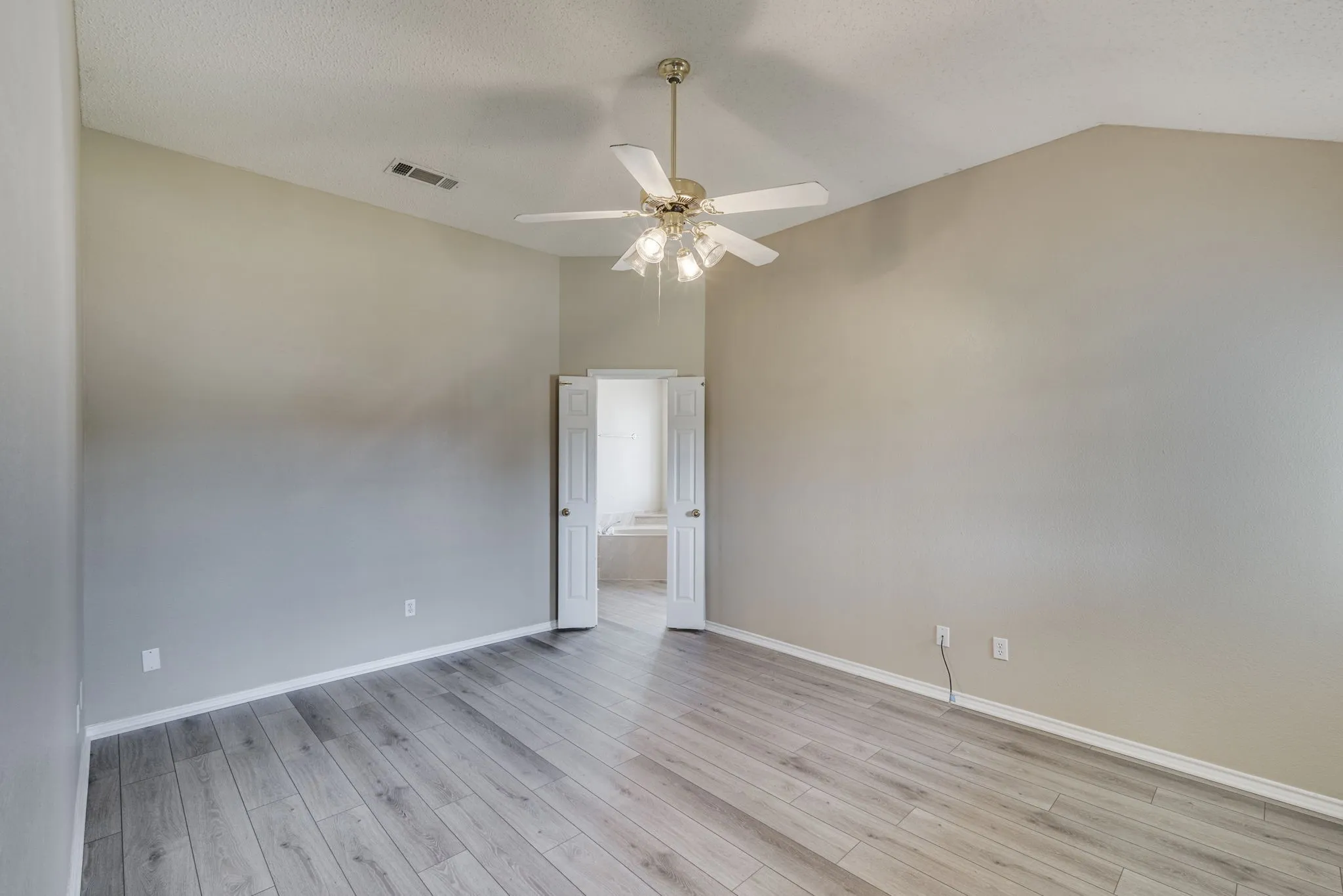 Single Family Residence For Rent in Ellis County , 32 Connecticut Avenue, Midlothian, Texas 76065, 3 Bedroom, 2 Bathroom, 2 Garage spaces, 1,569 Sqft, built in 1995, mls#21376558, Real Estate Agent in Midlothian, Homes For Rent in Ellis county, Homes For Rent in Midlothian, Realtor in Midlothian Texas, Real Estate Brokerage Independent Realty Texas, Luminita Cordes Realtor