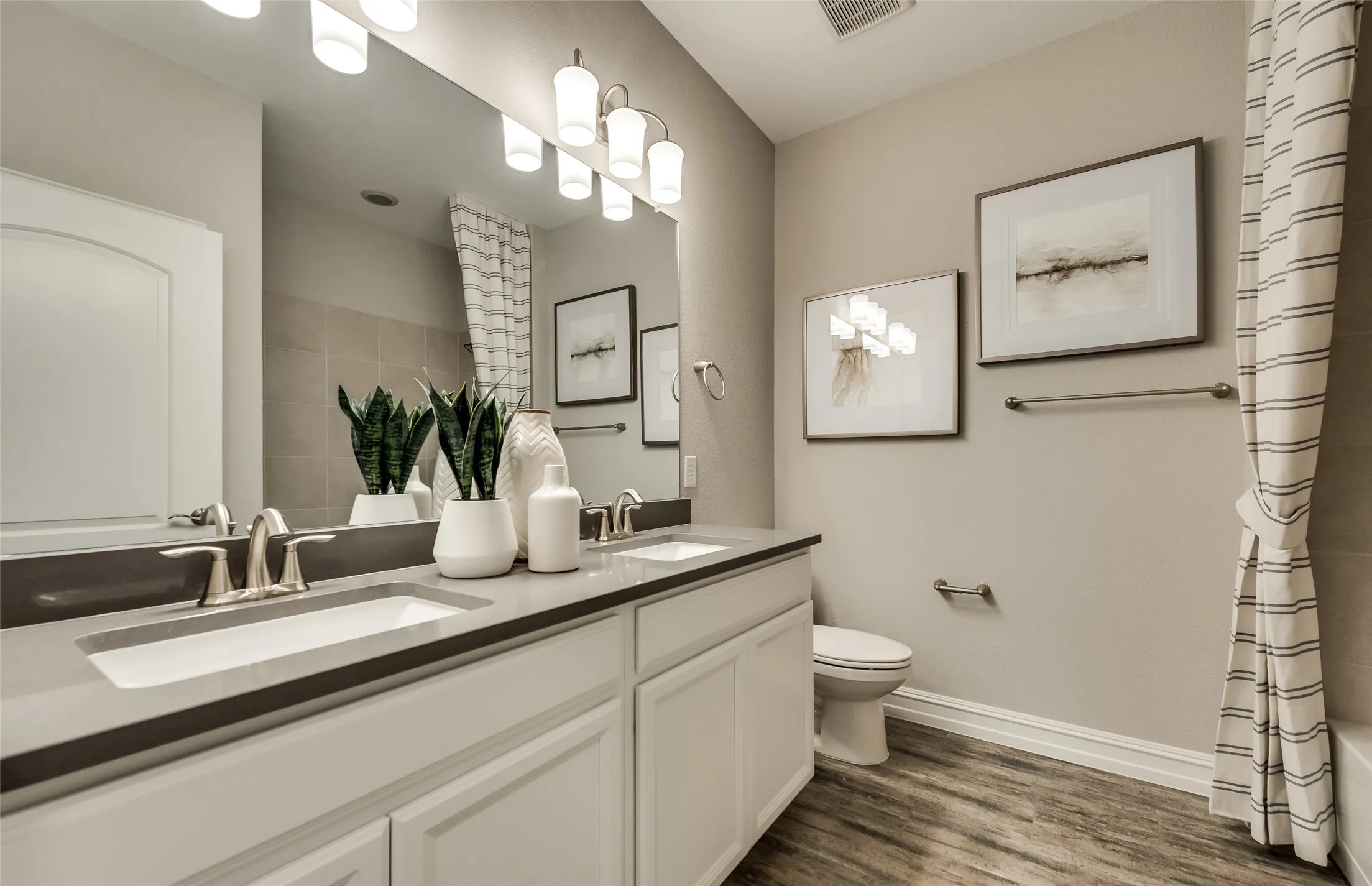*Model Representation - Spacious secondary bathroom
