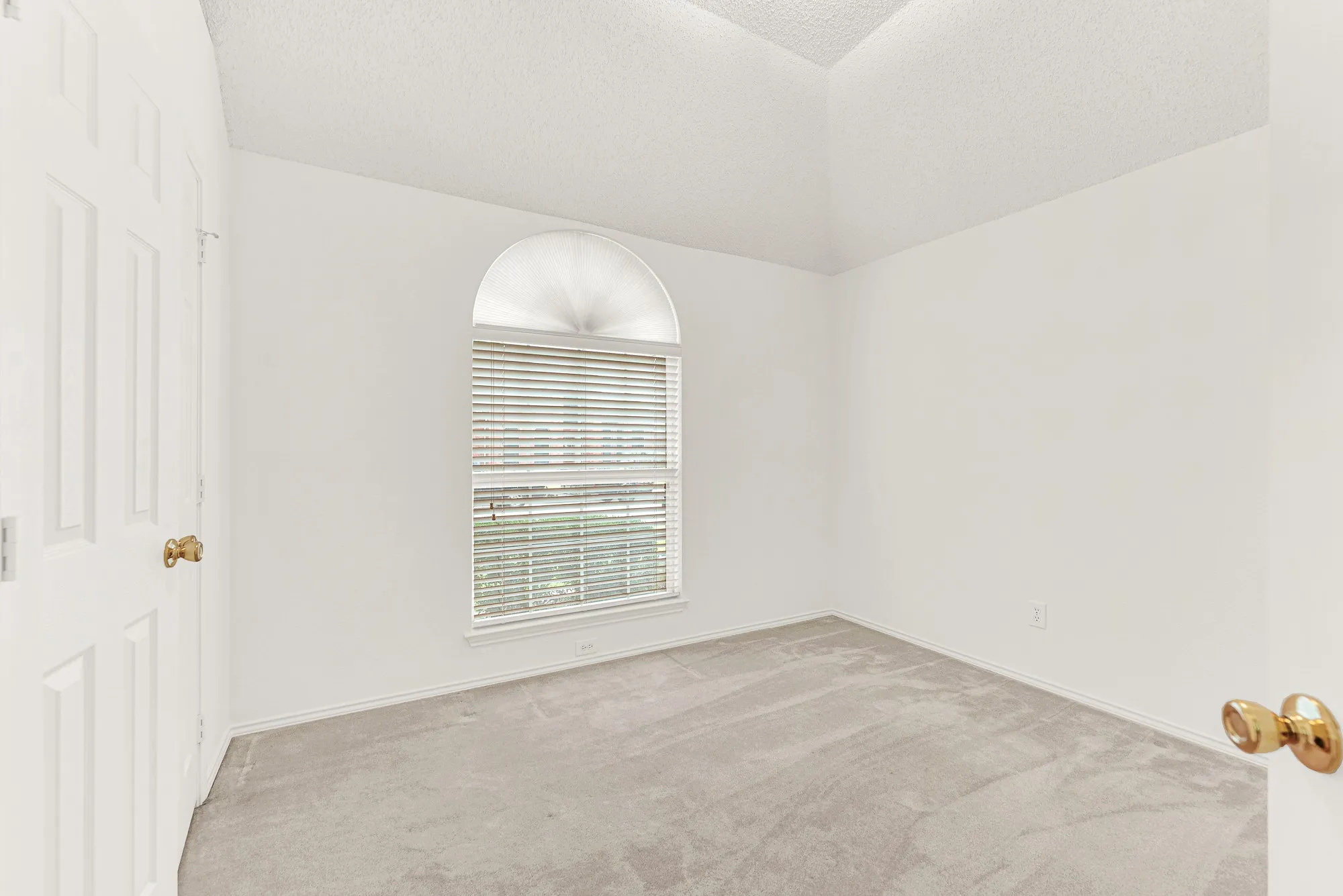 Single Family Residence For Sale in Collin County , 3211 Saint Pierre, Mc Kinney, Texas 75070, 4 Bedroom, 2 Bathroom, 2 Garage spaces, 2,042 Sqft, built in 1994, mls#21358433, Real Estate Agent in Mc Kinney, Homes For Sale in Collin county, Homes For Sale in Mc Kinney, Realtor in Mc Kinney Texas, Real Estate Brokerage Independent Realty Texas, Luminita Cordes Realtor