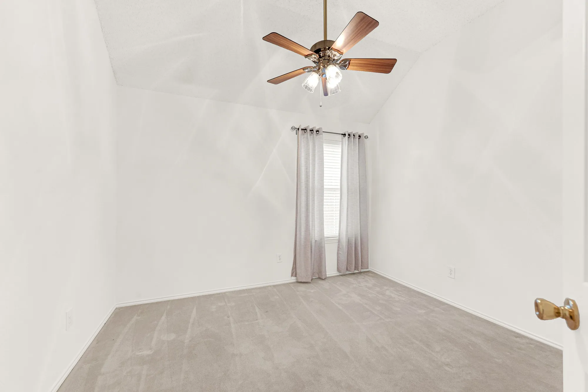 Single Family Residence For Sale in Collin County , 3211 Saint Pierre, Mc Kinney, Texas 75070, 4 Bedroom, 2 Bathroom, 2 Garage spaces, 2,042 Sqft, built in 1994, mls#21358433, Real Estate Agent in Mc Kinney, Homes For Sale in Collin county, Homes For Sale in Mc Kinney, Realtor in Mc Kinney Texas, Real Estate Brokerage Independent Realty Texas, Luminita Cordes Realtor