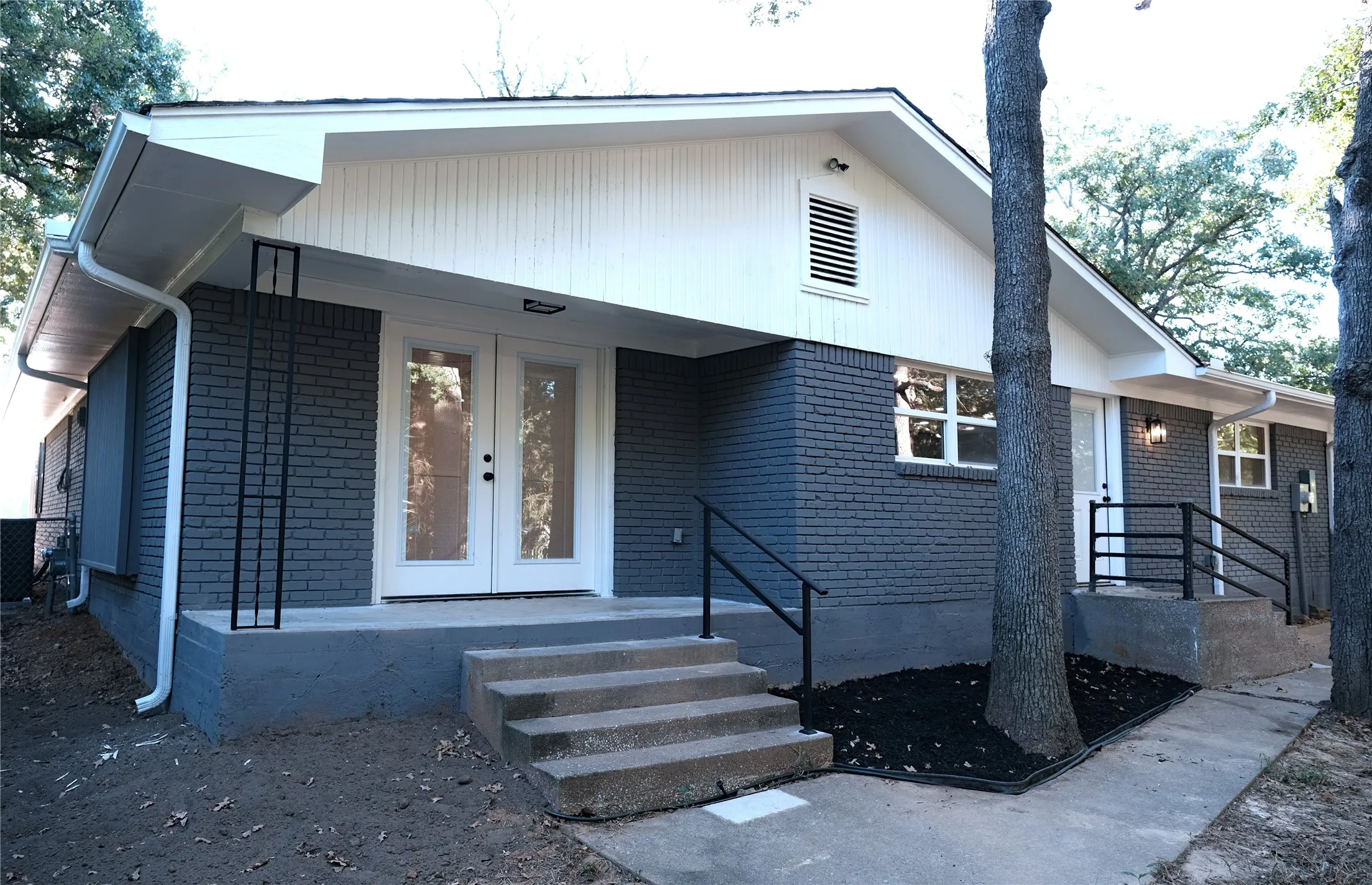Single Family Residence For Sale in Grayson County , 17 Circle Drive, Denison, Texas 75021, 3 Bedroom, 2 Bathroom, 2 Garage spaces, 1,680 Sqft, built in 1962, mls#21375500, Real Estate Agent in Denison, Homes For Sale in Grayson county, Homes For Sale in Denison, Realtor in Denison Texas, Real Estate Brokerage Independent Realty Texas, Luminita Cordes Realtor