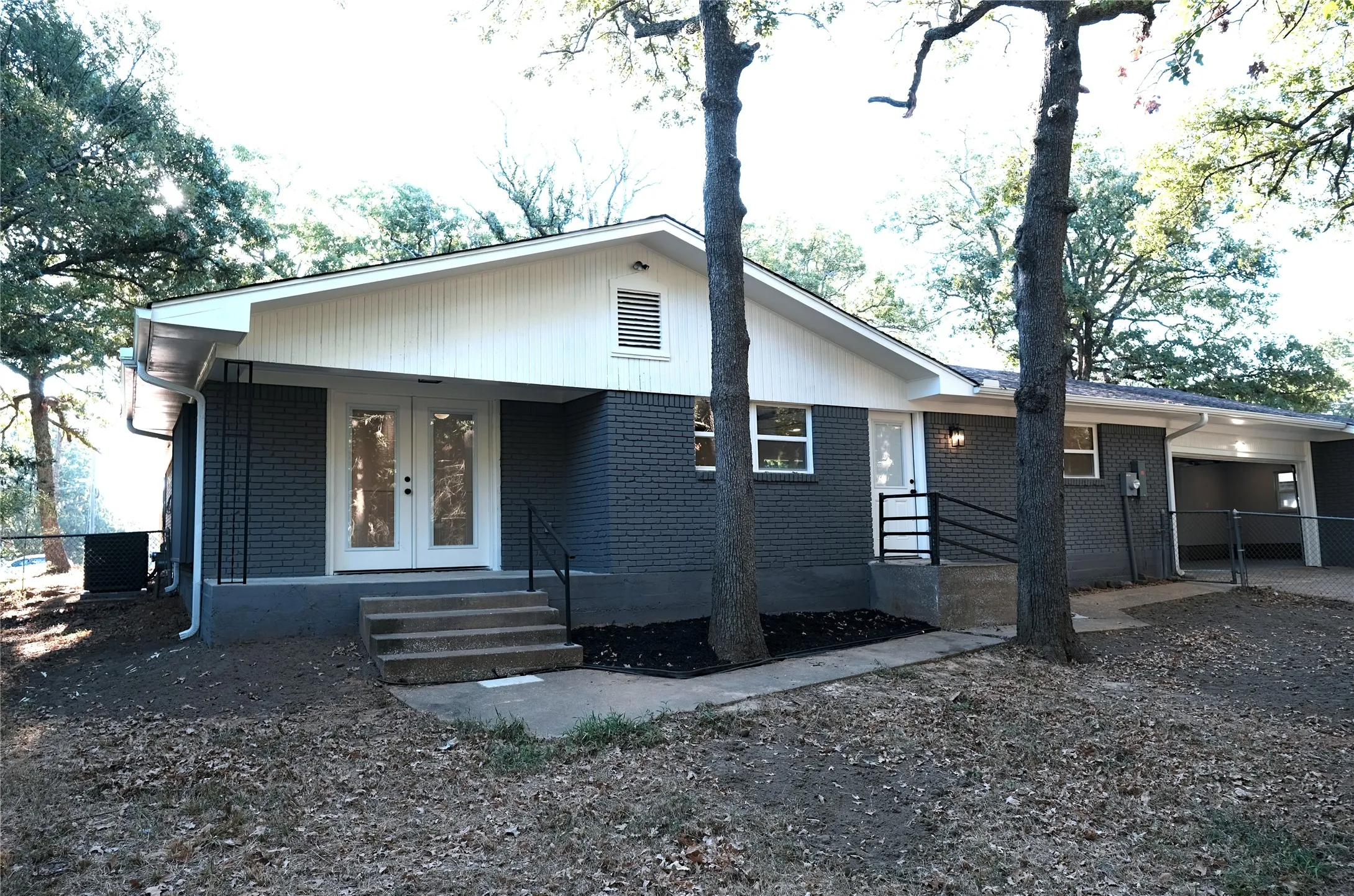 Single Family Residence For Sale in Grayson County , 17 Circle Drive, Denison, Texas 75021, 3 Bedroom, 2 Bathroom, 2 Garage spaces, 1,680 Sqft, built in 1962, mls#21375500, Real Estate Agent in Denison, Homes For Sale in Grayson county, Homes For Sale in Denison, Realtor in Denison Texas, Real Estate Brokerage Independent Realty Texas, Luminita Cordes Realtor