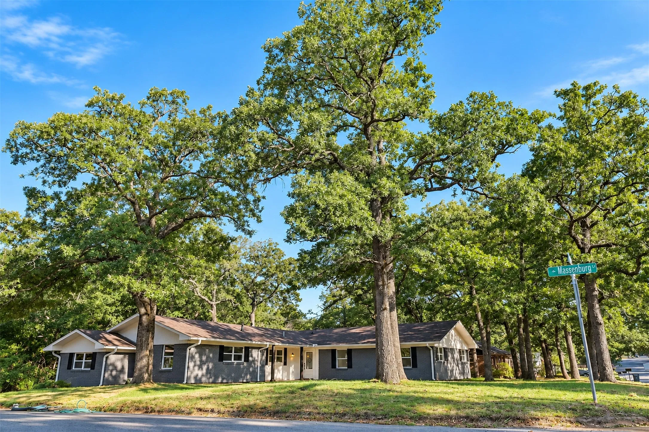 Single Family Residence For Sale in Grayson County , 17 Circle Drive, Denison, Texas 75021, 3 Bedroom, 2 Bathroom, 2 Garage spaces, 1,680 Sqft, built in 1962, mls#21375500, Real Estate Agent in Denison, Homes For Sale in Grayson county, Homes For Sale in Denison, Realtor in Denison Texas, Real Estate Brokerage Independent Realty Texas, Luminita Cordes Realtor