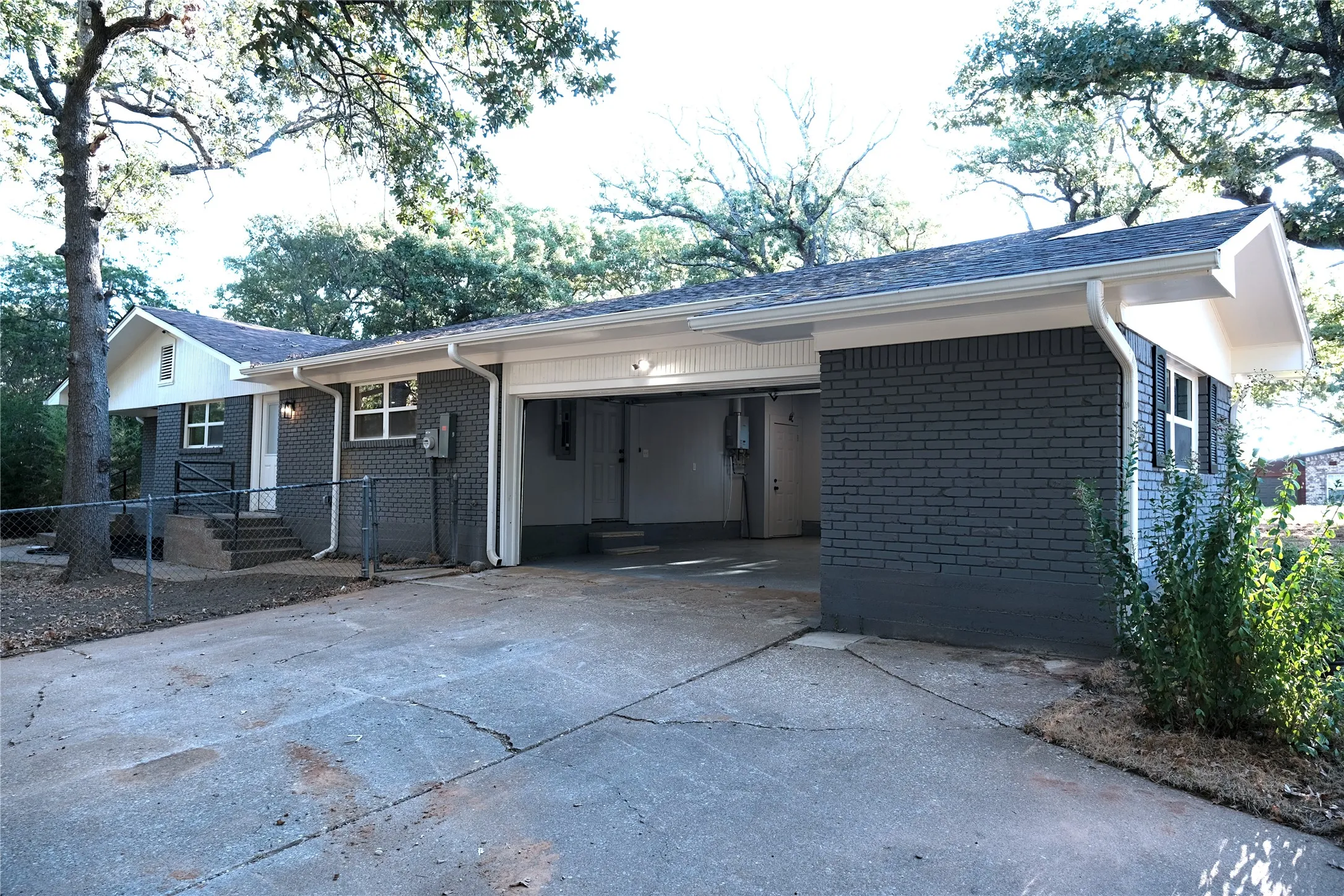Single Family Residence For Sale in Grayson County , 17 Circle Drive, Denison, Texas 75021, 3 Bedroom, 2 Bathroom, 2 Garage spaces, 1,680 Sqft, built in 1962, mls#21375500, Real Estate Agent in Denison, Homes For Sale in Grayson county, Homes For Sale in Denison, Realtor in Denison Texas, Real Estate Brokerage Independent Realty Texas, Luminita Cordes Realtor