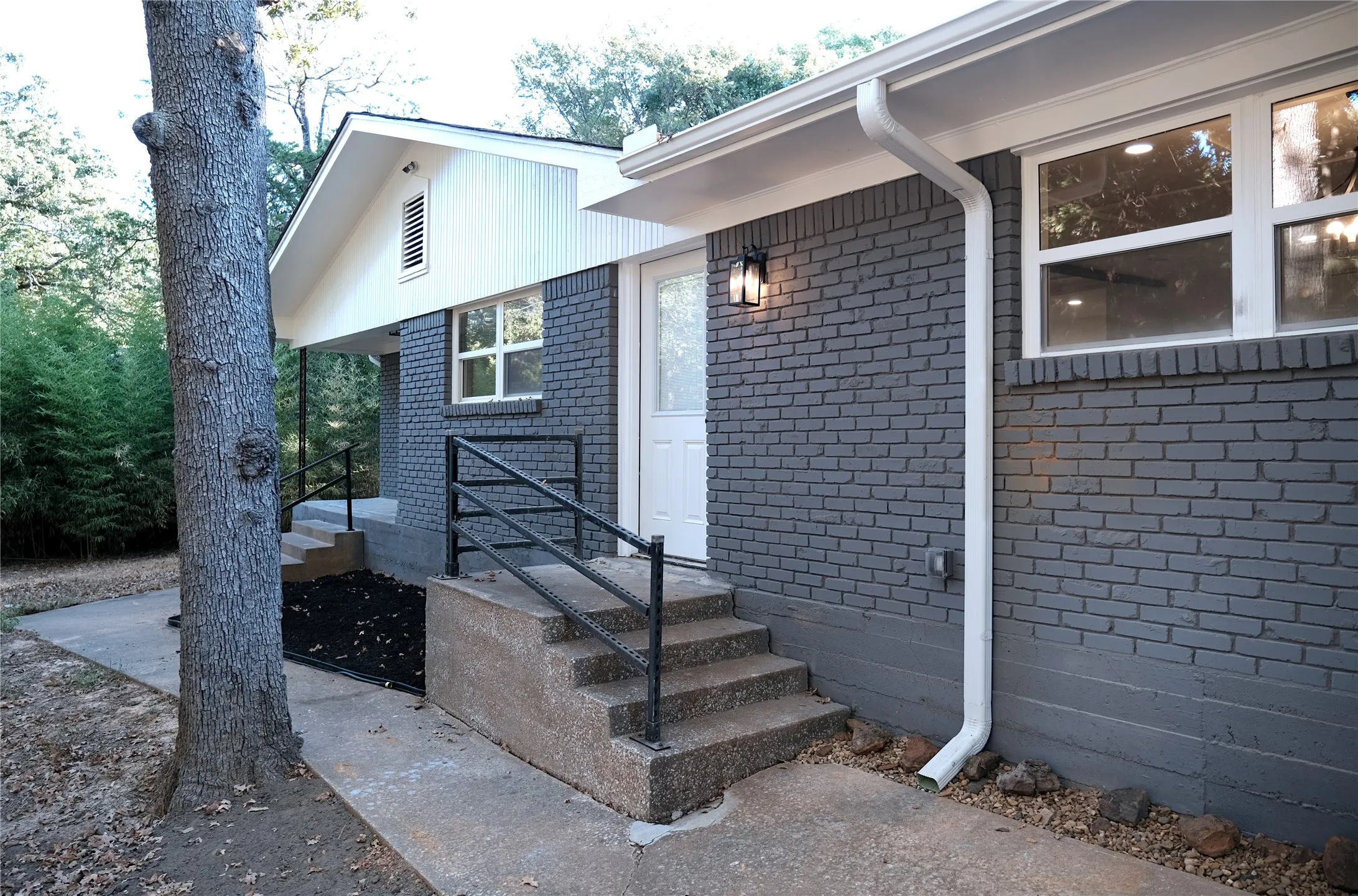 Single Family Residence For Sale in Grayson County , 17 Circle Drive, Denison, Texas 75021, 3 Bedroom, 2 Bathroom, 2 Garage spaces, 1,680 Sqft, built in 1962, mls#21375500, Real Estate Agent in Denison, Homes For Sale in Grayson county, Homes For Sale in Denison, Realtor in Denison Texas, Real Estate Brokerage Independent Realty Texas, Luminita Cordes Realtor