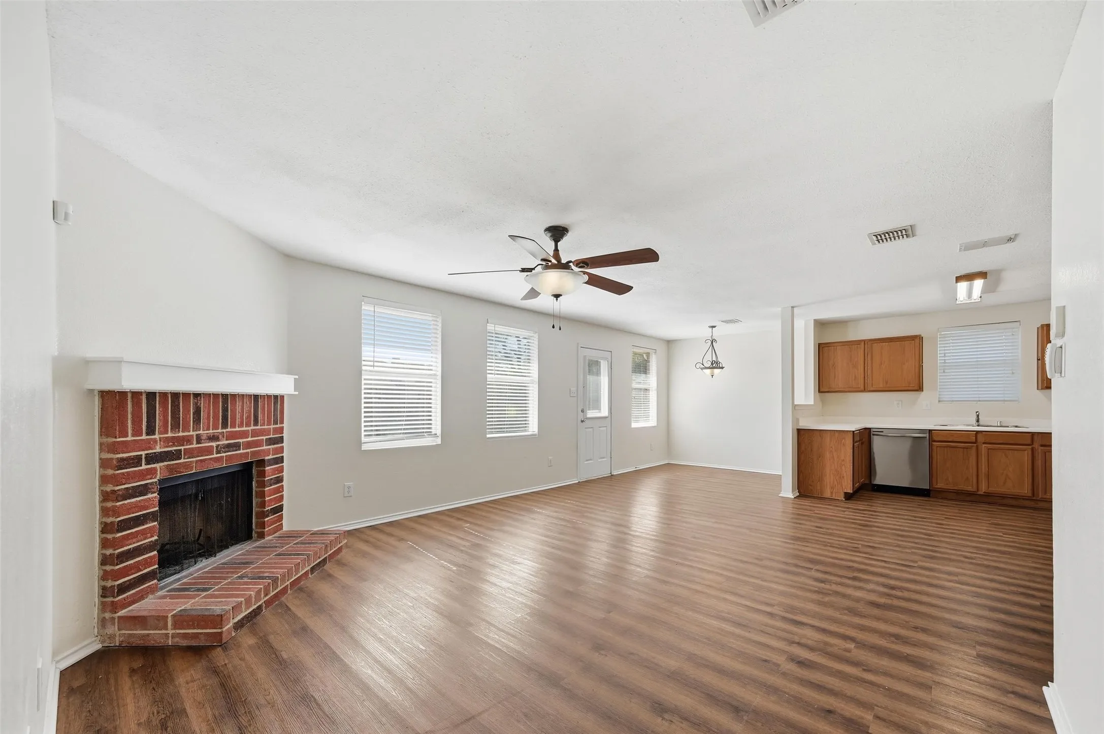 Single Family Residence For Rent in Collin County , 2932 Reata Drive, Wylie, Texas 75098, 4 Bedroom, 2 Bathroom, 2 Garage spaces, 2,088 Sqft, built in 2004, mls#21376604, Real Estate Agent in Wylie, Homes For Rent in Collin county, Homes For Rent in Wylie, Realtor in Wylie Texas, Real Estate Brokerage Independent Realty Texas, Luminita Cordes Realtor