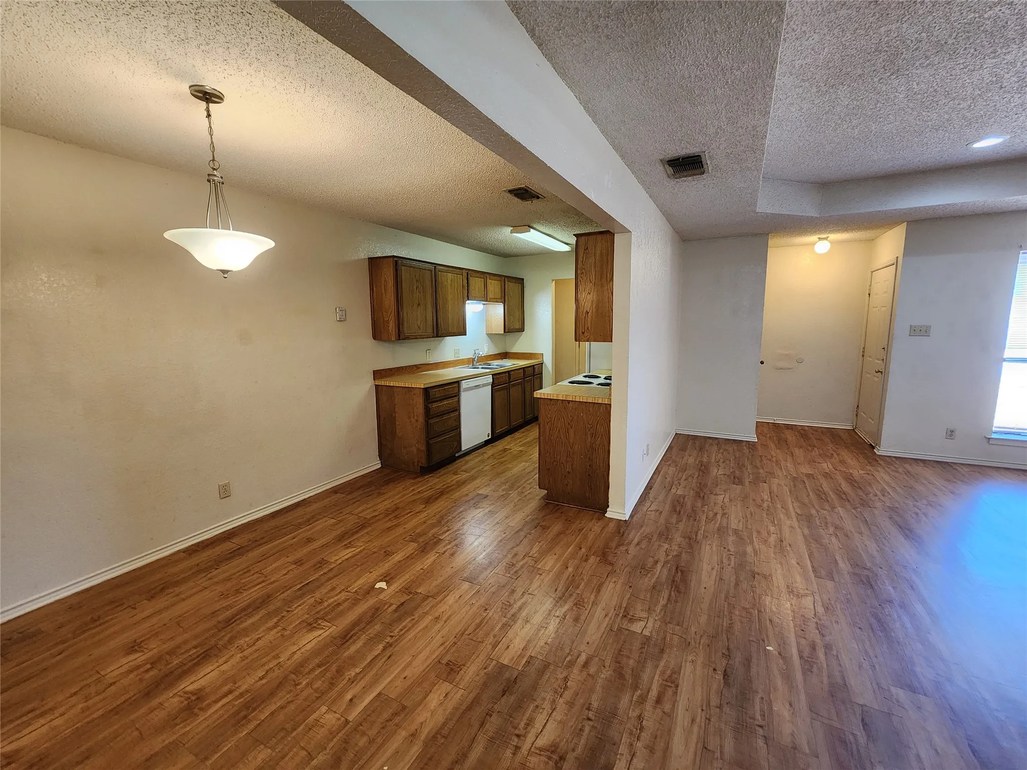 Duplex For Rent in Tarrant County , 6702 S Creek Drive, Fort Worth, Texas 76133, 2 Bedroom, 1 Bathroom, 1 Garage spaces, 1,048 Sqft, built in 1984, mls#21376607, Real Estate Agent in Fort Worth, Homes For Rent in Tarrant county, Homes For Rent in Fort Worth, Realtor in Fort Worth Texas, Real Estate Brokerage Independent Realty Texas, Luminita Cordes Realtor
