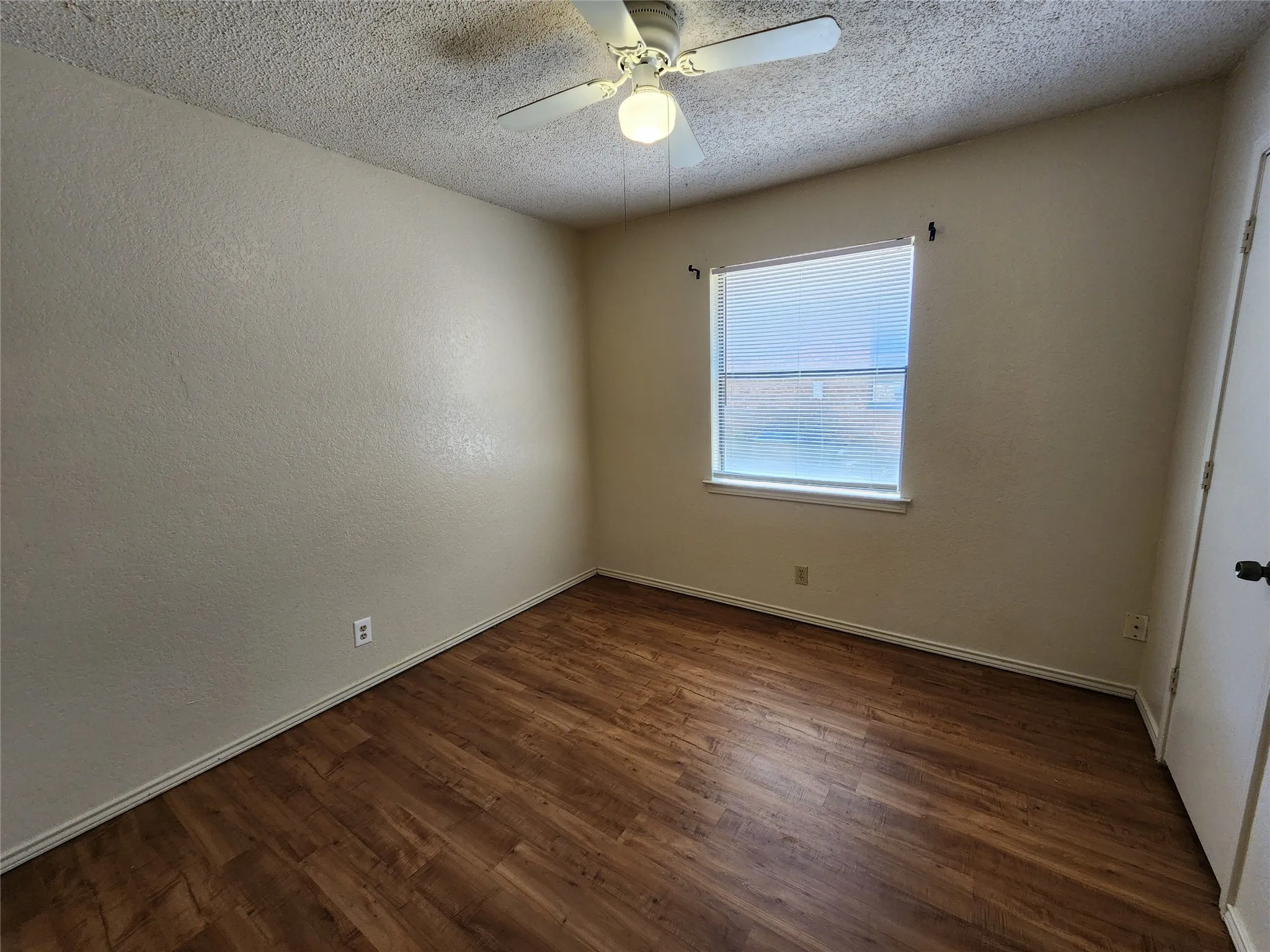 Duplex For Rent in Tarrant County , 6702 S Creek Drive, Fort Worth, Texas 76133, 2 Bedroom, 1 Bathroom, 1 Garage spaces, 1,048 Sqft, built in 1984, mls#21376607, Real Estate Agent in Fort Worth, Homes For Rent in Tarrant county, Homes For Rent in Fort Worth, Realtor in Fort Worth Texas, Real Estate Brokerage Independent Realty Texas, Luminita Cordes Realtor
