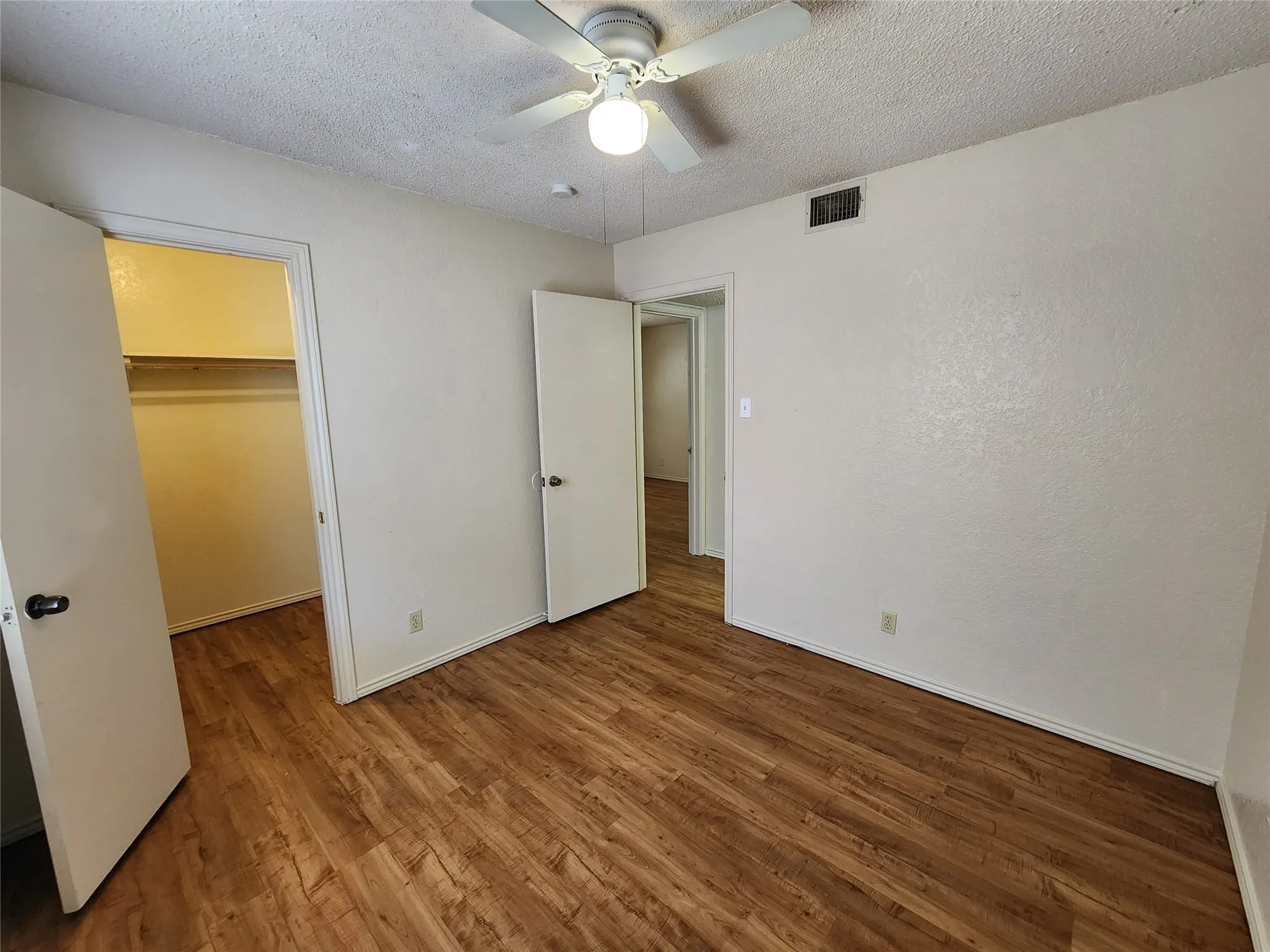 Duplex For Rent in Tarrant County , 6702 S Creek Drive, Fort Worth, Texas 76133, 2 Bedroom, 1 Bathroom, 1 Garage spaces, 1,048 Sqft, built in 1984, mls#21376607, Real Estate Agent in Fort Worth, Homes For Rent in Tarrant county, Homes For Rent in Fort Worth, Realtor in Fort Worth Texas, Real Estate Brokerage Independent Realty Texas, Luminita Cordes Realtor