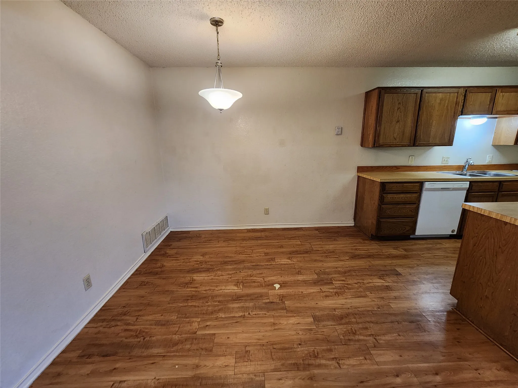 Duplex For Rent in Tarrant County , 6702 S Creek Drive, Fort Worth, Texas 76133, 2 Bedroom, 1 Bathroom, 1 Garage spaces, 1,048 Sqft, built in 1984, mls#21376607, Real Estate Agent in Fort Worth, Homes For Rent in Tarrant county, Homes For Rent in Fort Worth, Realtor in Fort Worth Texas, Real Estate Brokerage Independent Realty Texas, Luminita Cordes Realtor