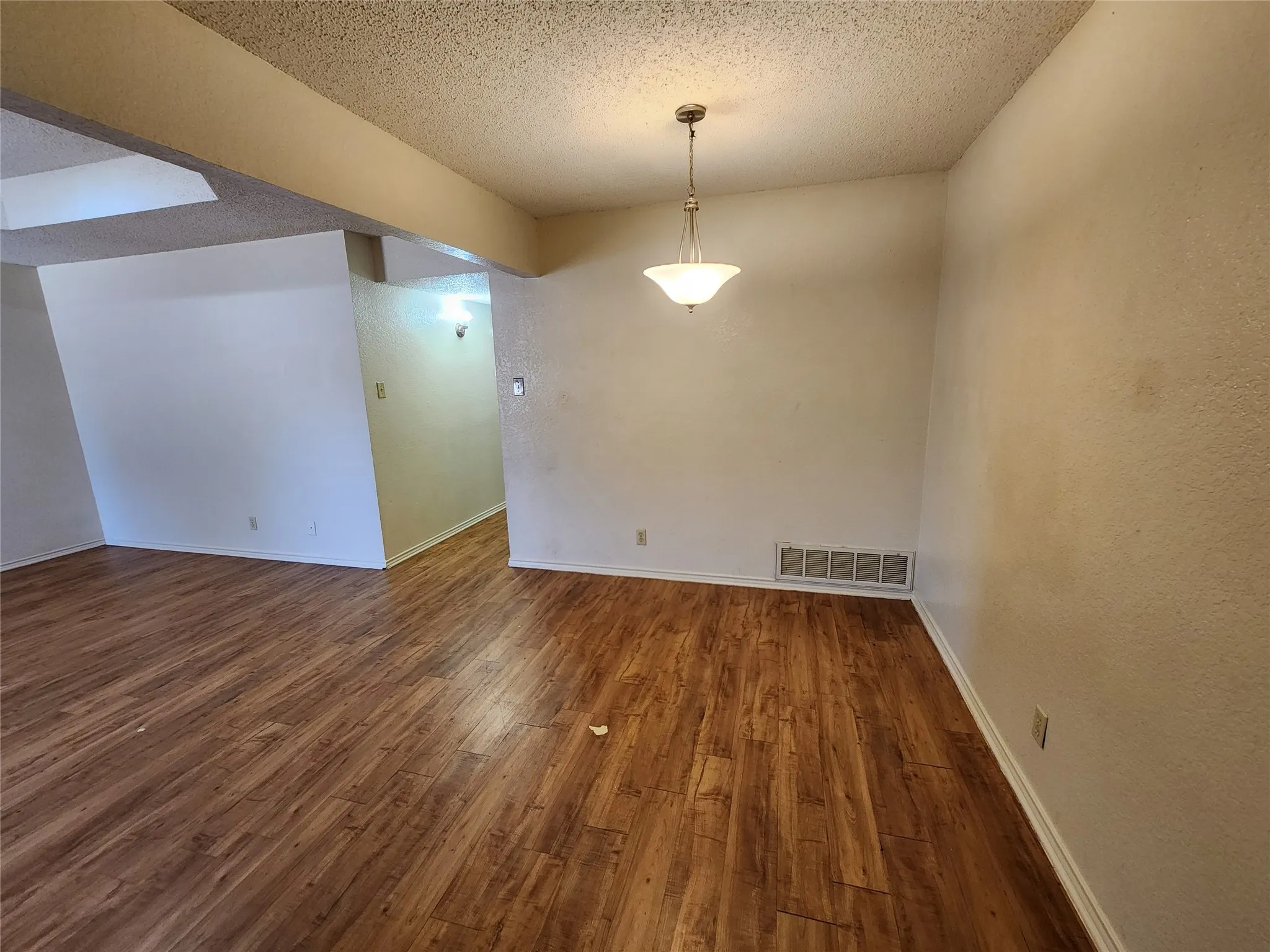 Duplex For Rent in Tarrant County , 6702 S Creek Drive, Fort Worth, Texas 76133, 2 Bedroom, 1 Bathroom, 1 Garage spaces, 1,048 Sqft, built in 1984, mls#21376607, Real Estate Agent in Fort Worth, Homes For Rent in Tarrant county, Homes For Rent in Fort Worth, Realtor in Fort Worth Texas, Real Estate Brokerage Independent Realty Texas, Luminita Cordes Realtor