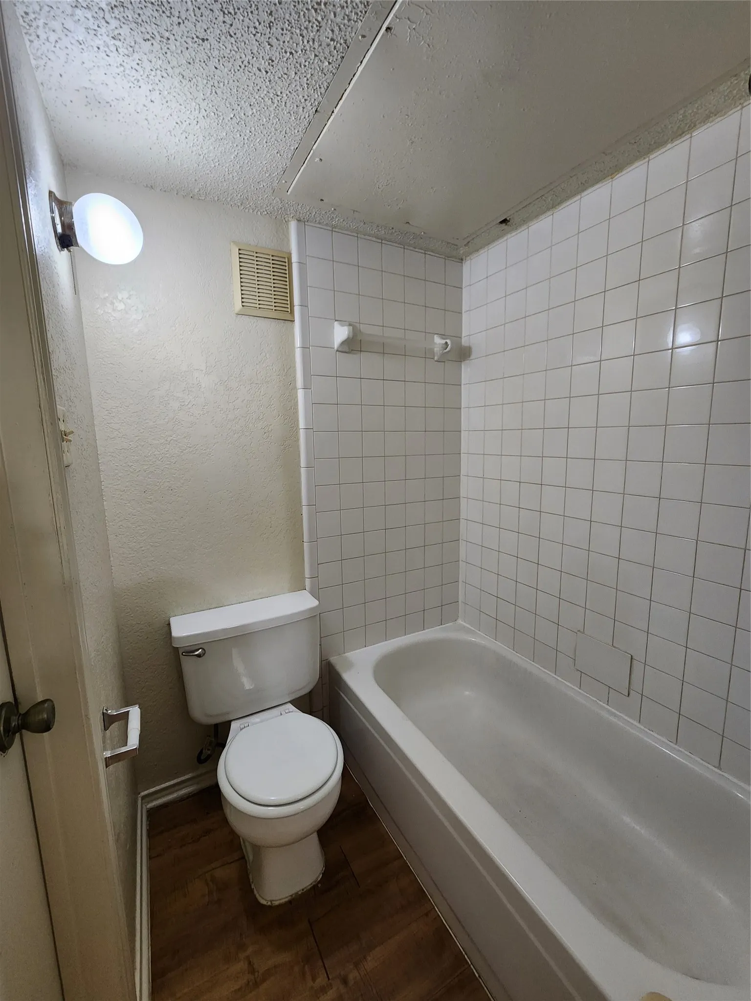 Duplex For Rent in Tarrant County , 6702 S Creek Drive, Fort Worth, Texas 76133, 2 Bedroom, 1 Bathroom, 1 Garage spaces, 1,048 Sqft, built in 1984, mls#21376607, Real Estate Agent in Fort Worth, Homes For Rent in Tarrant county, Homes For Rent in Fort Worth, Realtor in Fort Worth Texas, Real Estate Brokerage Independent Realty Texas, Luminita Cordes Realtor