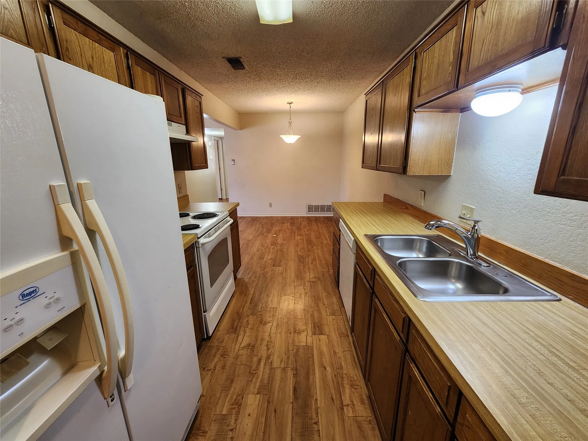 Duplex For Rent in Tarrant County , 6702 S Creek Drive, Fort Worth, Texas 76133, 2 Bedroom, 1 Bathroom, 1 Garage spaces, 1,048 Sqft, built in 1984, mls#21376607, Real Estate Agent in Fort Worth, Homes For Rent in Tarrant county, Homes For Rent in Fort Worth, Realtor in Fort Worth Texas, Real Estate Brokerage Independent Realty Texas, Luminita Cordes Realtor