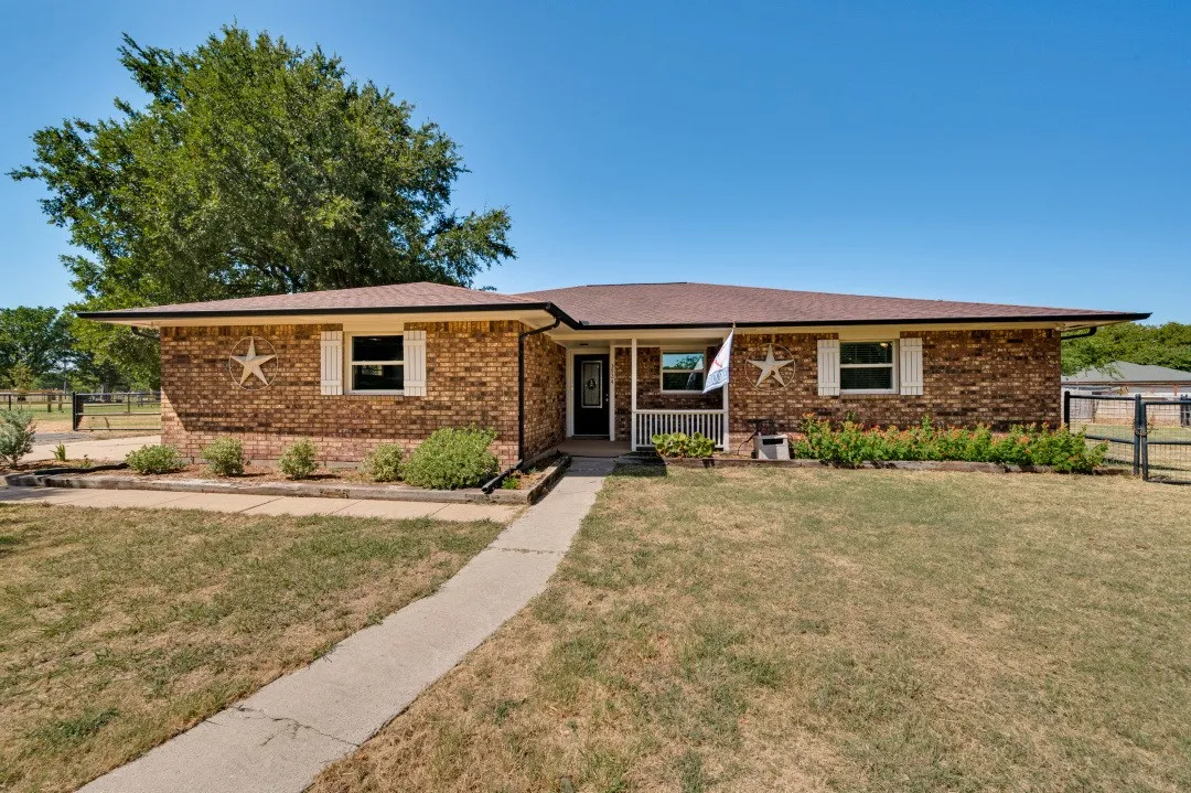 Single Family Residence For Sale in Denton County , 3524 Sauls Road, Aubrey, Texas 76227, 3 Bedroom, 2 Bathroom, 2 Garage spaces, 1,653 Sqft, built in 1981, mls#21376609, Real Estate Agent in Aubrey, Homes For Sale in Denton county, Homes For Sale in Aubrey, Realtor in Aubrey Texas, Real Estate Brokerage Independent Realty Texas, Luminita Cordes Realtor