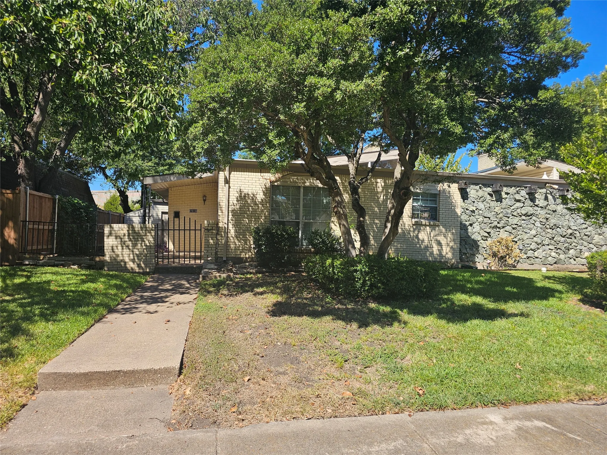 Single Family Residence For Rent in Dallas County , 7016 Briarmeadow Drive, Dallas, Texas 75230, 3 Bedroom, 2 Bathroom, 2 Garage spaces, 1,731 Sqft, built in 1965, mls#21376611, Real Estate Agent in Dallas, Homes For Rent in Dallas county, Homes For Rent in Dallas, Realtor in Dallas Texas, Real Estate Brokerage Independent Realty Texas, Luminita Cordes Realtor