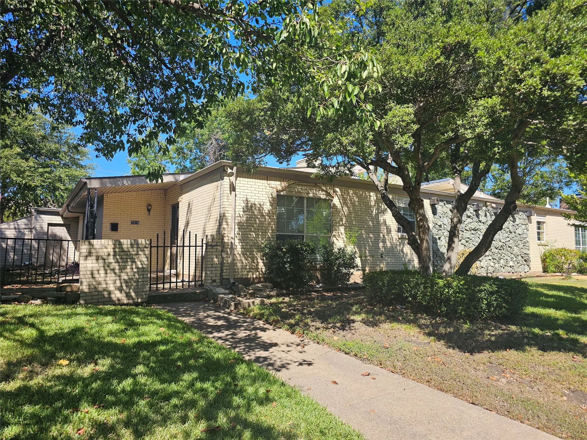 Single Family Residence For Rent in Dallas County , 7016 Briarmeadow Drive, Dallas, Texas 75230, 3 Bedroom, 2 Bathroom, 2 Garage spaces, 1,731 Sqft, built in 1965, mls#21376611, Real Estate Agent in Dallas, Homes For Rent in Dallas county, Homes For Rent in Dallas, Realtor in Dallas Texas, Real Estate Brokerage Independent Realty Texas, Luminita Cordes Realtor