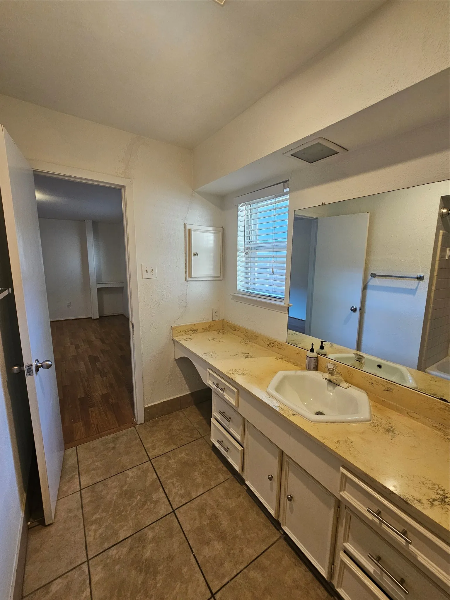 Single Family Residence For Rent in Dallas County , 7016 Briarmeadow Drive, Dallas, Texas 75230, 3 Bedroom, 2 Bathroom, 2 Garage spaces, 1,731 Sqft, built in 1965, mls#21376611, Real Estate Agent in Dallas, Homes For Rent in Dallas county, Homes For Rent in Dallas, Realtor in Dallas Texas, Real Estate Brokerage Independent Realty Texas, Luminita Cordes Realtor