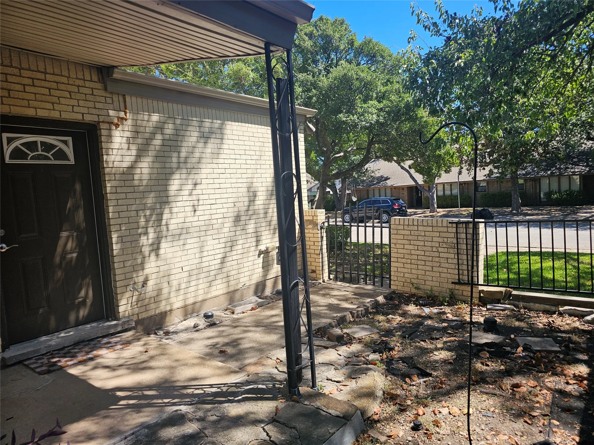 Single Family Residence For Rent in Dallas County , 7016 Briarmeadow Drive, Dallas, Texas 75230, 3 Bedroom, 2 Bathroom, 2 Garage spaces, 1,731 Sqft, built in 1965, mls#21376611, Real Estate Agent in Dallas, Homes For Rent in Dallas county, Homes For Rent in Dallas, Realtor in Dallas Texas, Real Estate Brokerage Independent Realty Texas, Luminita Cordes Realtor