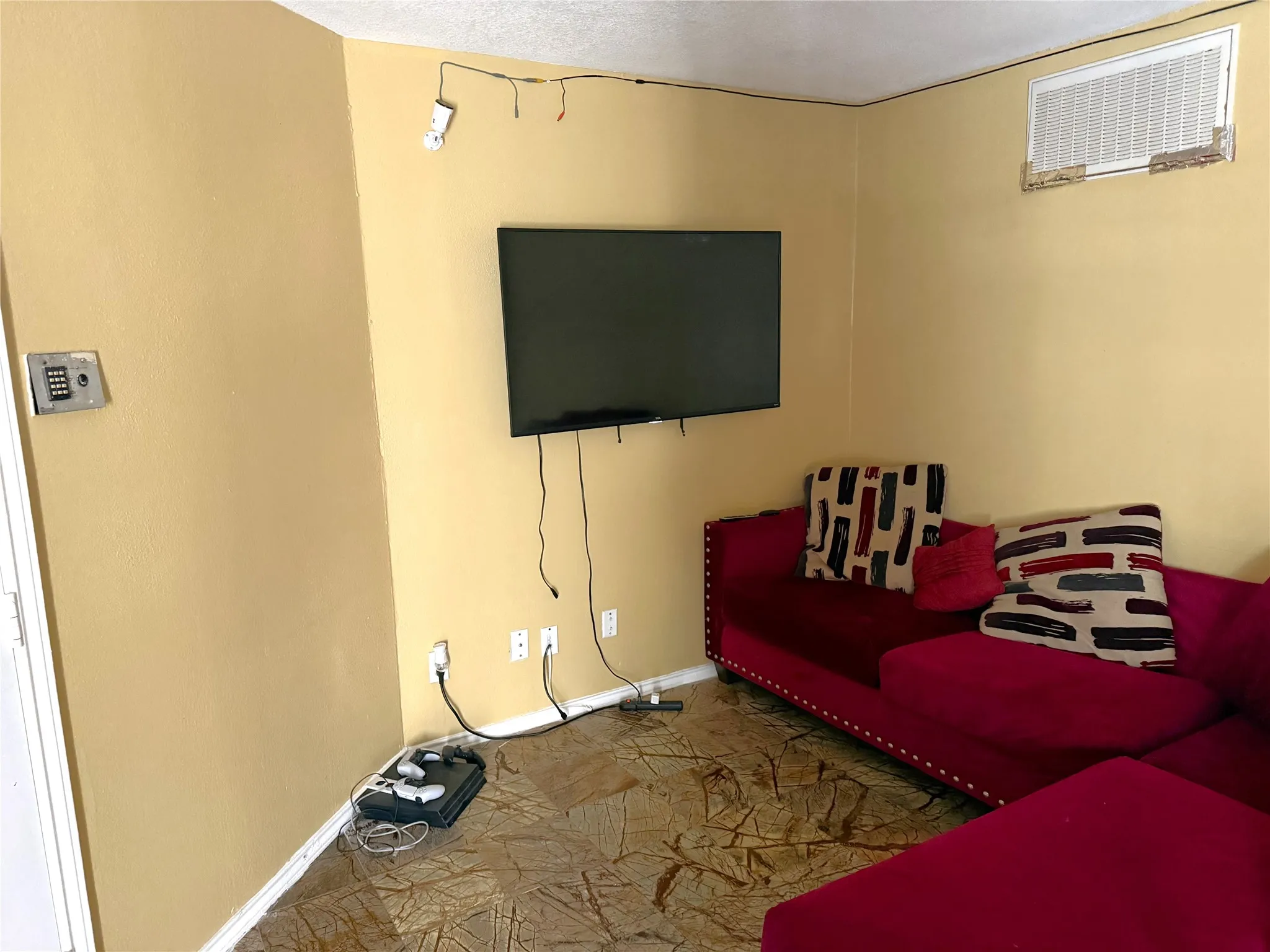 Condominium For Sale in Dallas County , 9825 Walnut Street M 207, Dallas, Texas 75243, 2 Bedroom, 1 Bathroom, Garage spaces, 931 Sqft, built in 1983, mls#21374923, Real Estate Agent in Dallas, Homes For Sale in Dallas county, Homes For Sale in Dallas, Realtor in Dallas Texas, Real Estate Brokerage Independent Realty Texas, Luminita Cordes Realtor