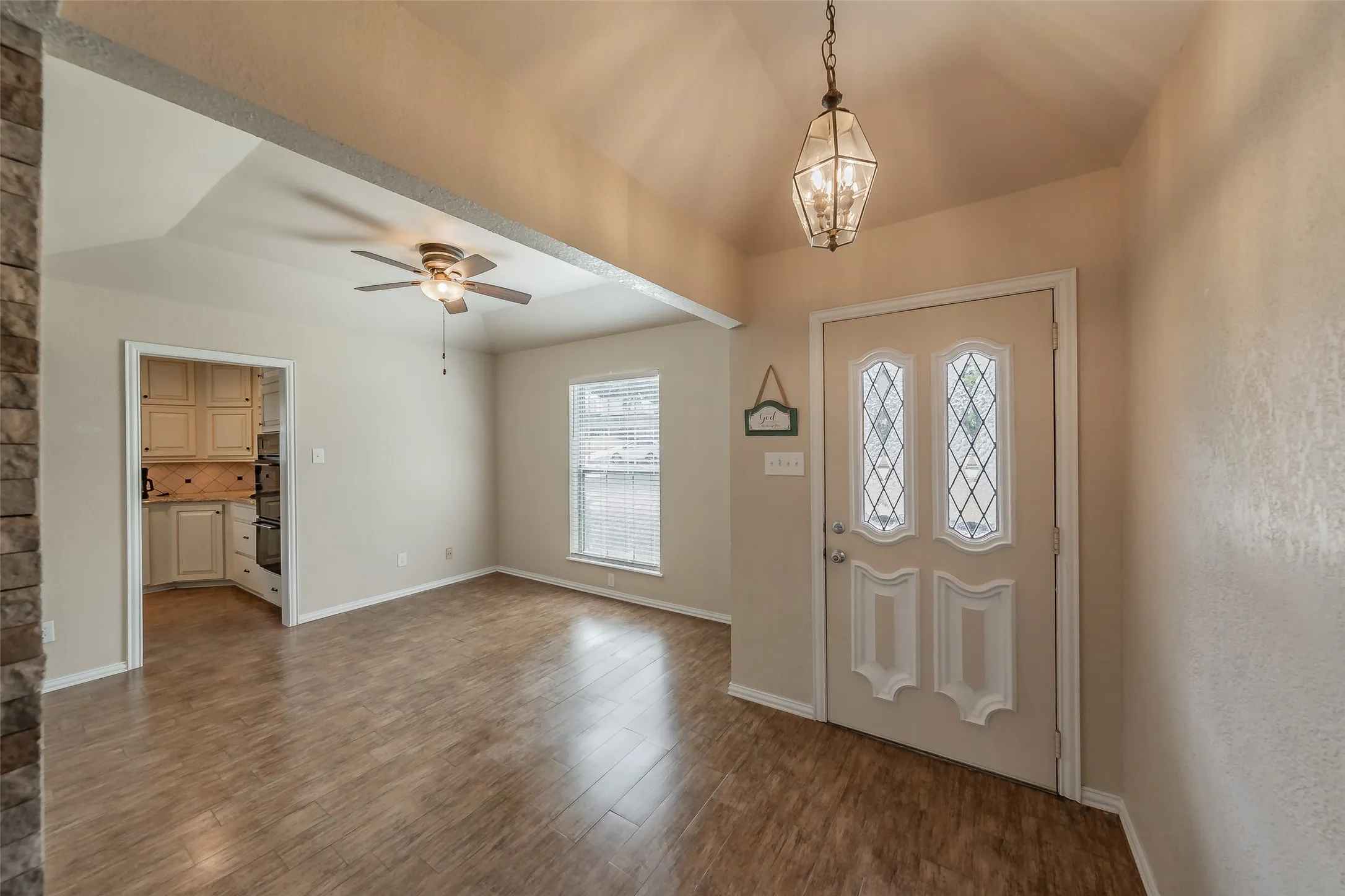Vaulted ceilings and tile floors that look like wood.