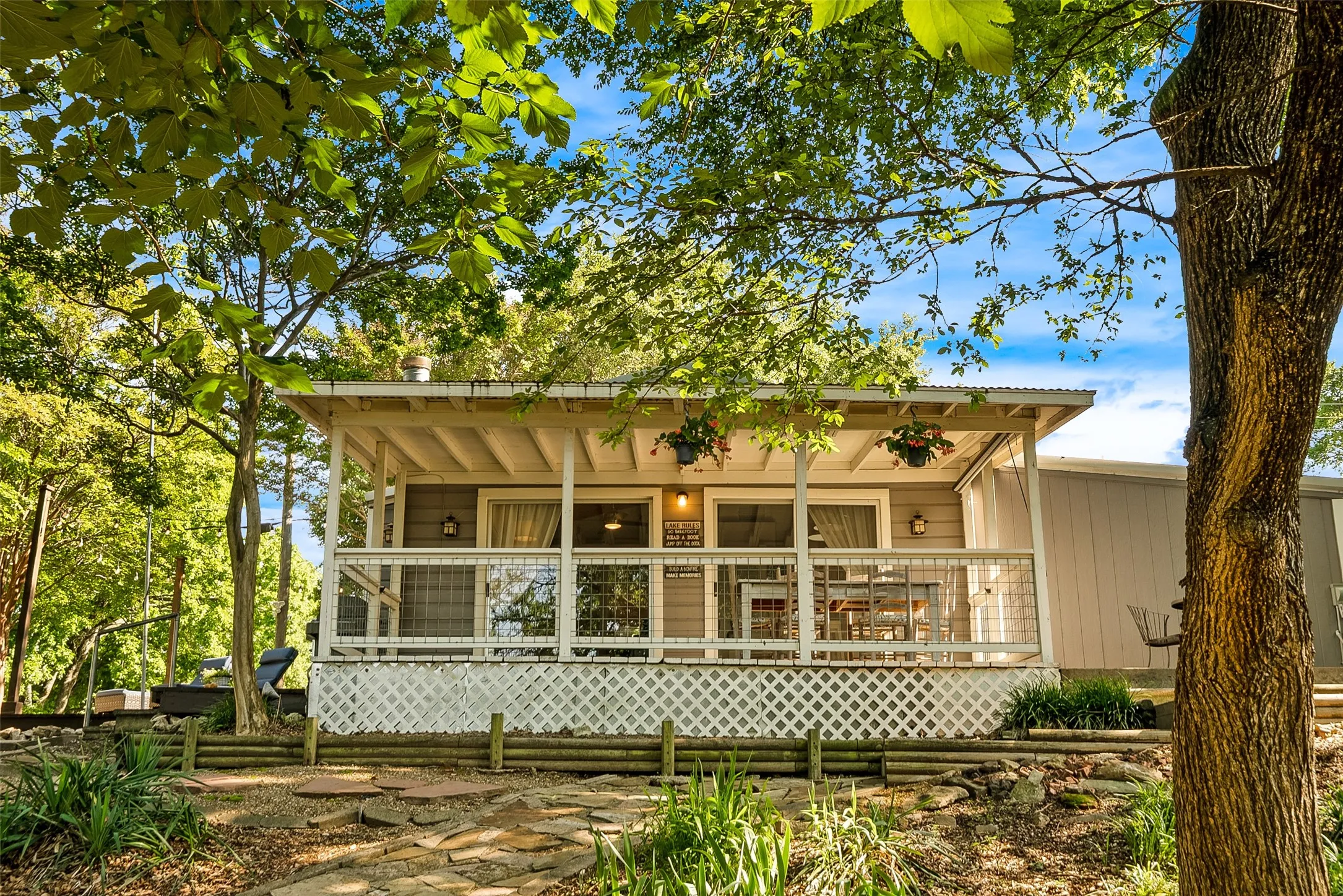Single Family Residence For Sale in Grayson County , 81 Windsor Drive, Pottsboro, Texas 75076, 3 Bedroom, 2 Bathroom, 2 Garage spaces, 1,020 Sqft, built in 1970, mls#21376630, Real Estate Agent in Pottsboro, Homes For Sale in Grayson county, Homes For Sale in Pottsboro, Realtor in Pottsboro Texas, Real Estate Brokerage Independent Realty Texas, Luminita Cordes Realtor