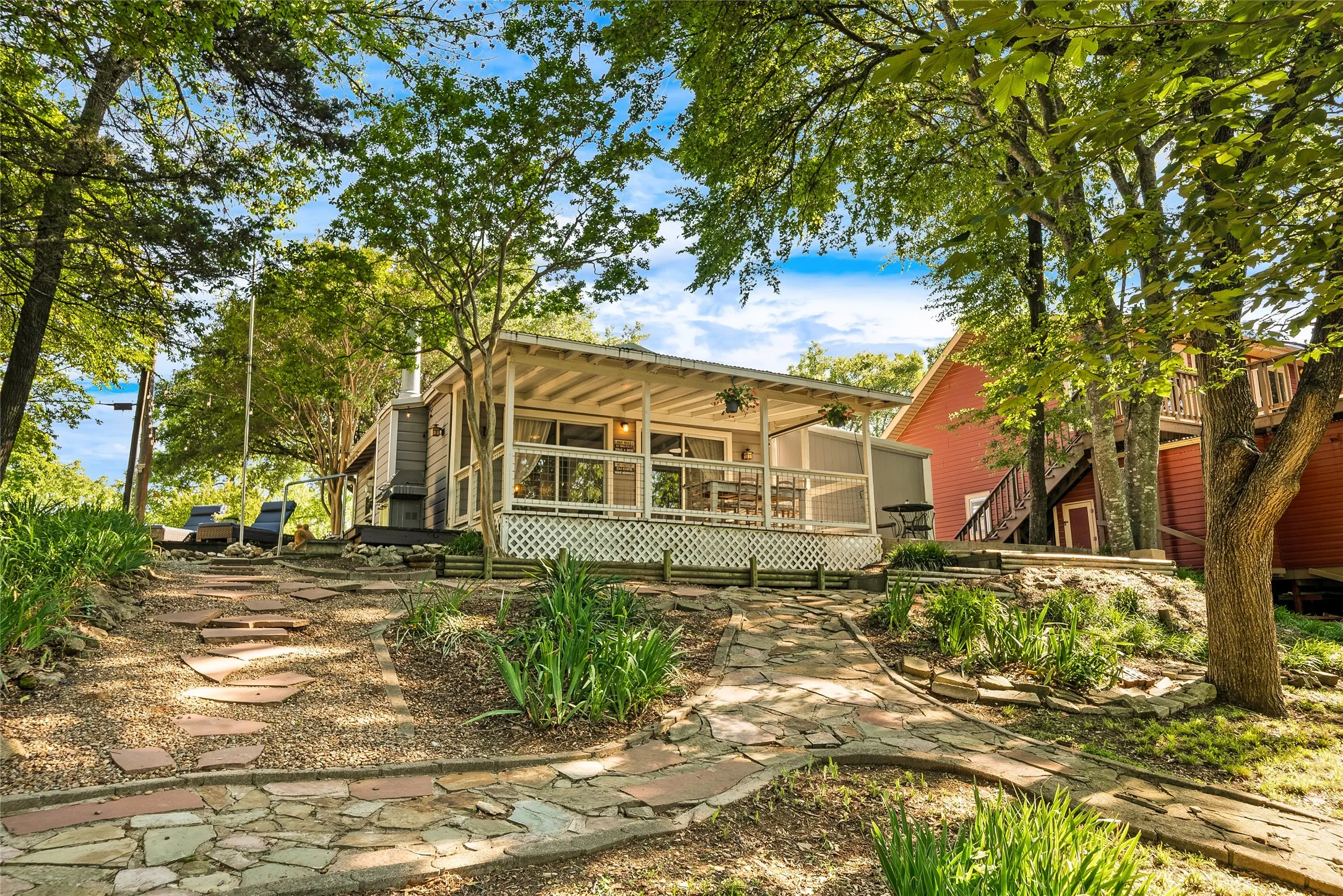 Single Family Residence For Sale in Grayson County , 81 Windsor Drive, Pottsboro, Texas 75076, 3 Bedroom, 2 Bathroom, 2 Garage spaces, 1,020 Sqft, built in 1970, mls#21376630, Real Estate Agent in Pottsboro, Homes For Sale in Grayson county, Homes For Sale in Pottsboro, Realtor in Pottsboro Texas, Real Estate Brokerage Independent Realty Texas, Luminita Cordes Realtor