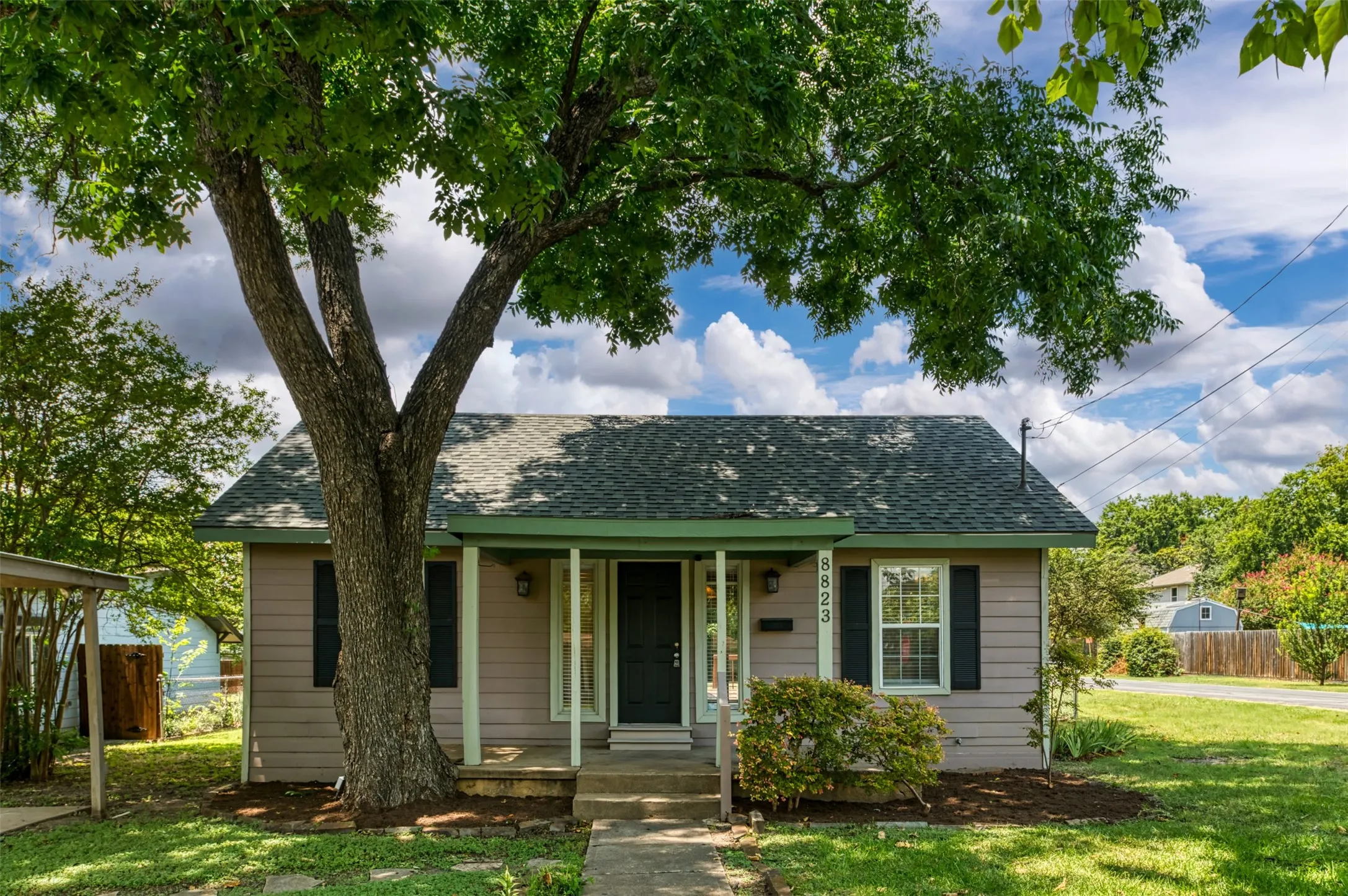 Single Family Residence For Rent in Dallas County , 8823 San Benito Way, Dallas, Texas 75218, 2 Bedroom, 2 Bathroom, Garage spaces, 1,200 Sqft, built in 1933, mls#21376638, Real Estate Agent in Dallas, Homes For Rent in Dallas county, Homes For Rent in Dallas, Realtor in Dallas Texas, Real Estate Brokerage Independent Realty Texas, Luminita Cordes Realtor