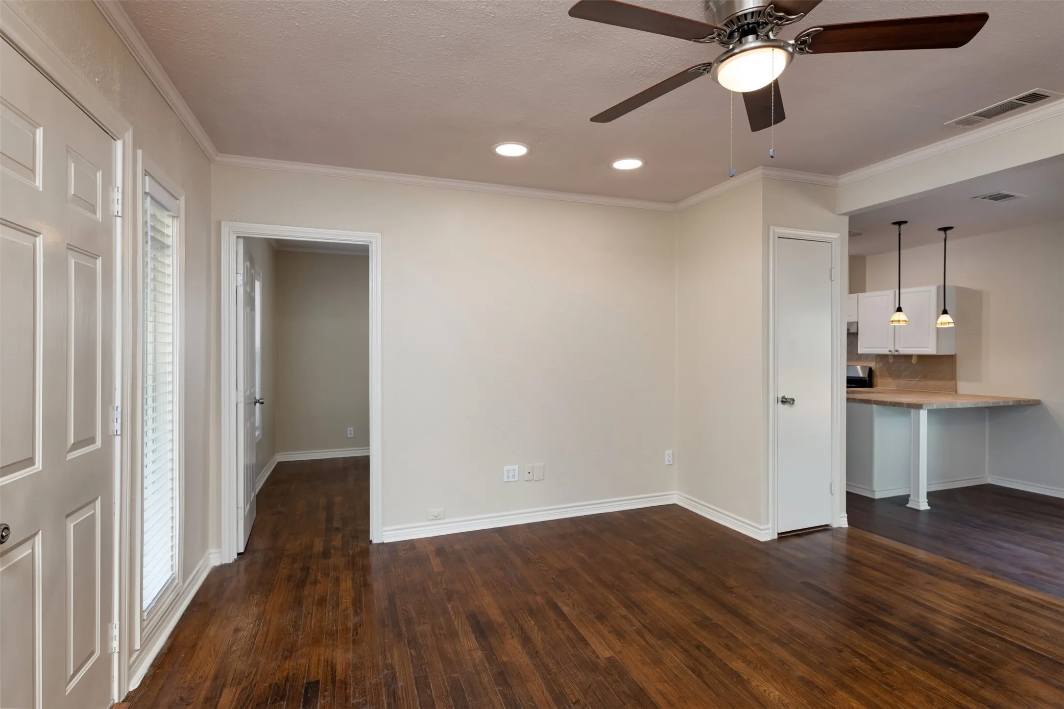 Single Family Residence For Rent in Dallas County , 8823 San Benito Way, Dallas, Texas 75218, 2 Bedroom, 2 Bathroom, Garage spaces, 1,200 Sqft, built in 1933, mls#21376638, Real Estate Agent in Dallas, Homes For Rent in Dallas county, Homes For Rent in Dallas, Realtor in Dallas Texas, Real Estate Brokerage Independent Realty Texas, Luminita Cordes Realtor
