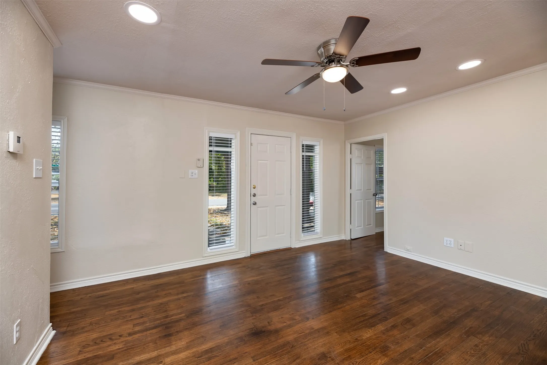Single Family Residence For Rent in Dallas County , 8823 San Benito Way, Dallas, Texas 75218, 2 Bedroom, 2 Bathroom, Garage spaces, 1,200 Sqft, built in 1933, mls#21376638, Real Estate Agent in Dallas, Homes For Rent in Dallas county, Homes For Rent in Dallas, Realtor in Dallas Texas, Real Estate Brokerage Independent Realty Texas, Luminita Cordes Realtor