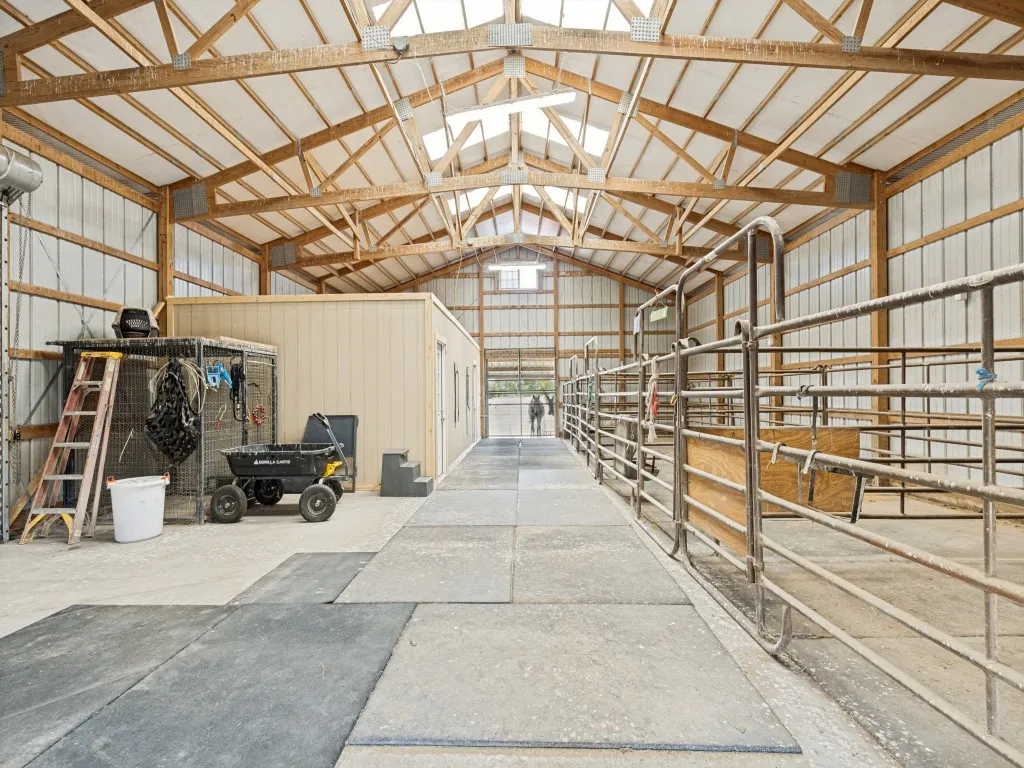 Farm For Sale in Ellis County , 1240 Union Hill Road, Ennis, Texas 75119, 4 Bedroom, 4 Bathroom, 2 Garage spaces, 3,000 Sqft, built in 2005, mls#21376156, Real Estate Agent in Ennis, Homes For Sale in Ellis county, Homes For Sale in Ennis, Realtor in Ennis Texas, Real Estate Brokerage Independent Realty Texas, Luminita Cordes Realtor