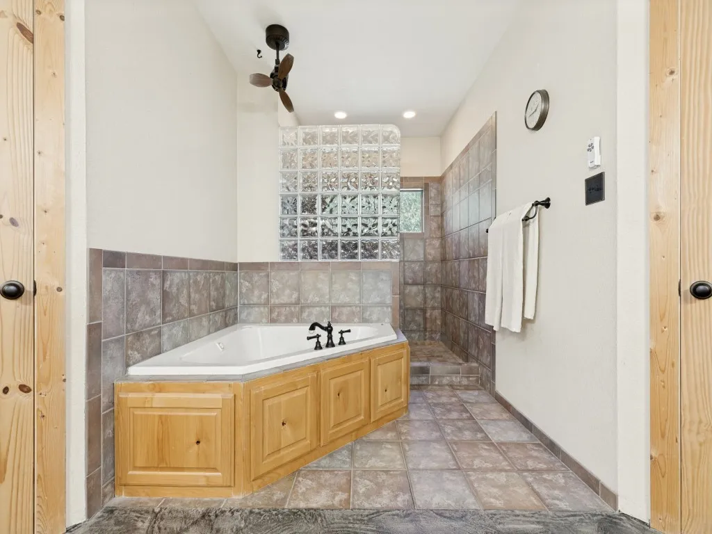 Farm For Sale in Ellis County , 1240 Union Hill Road, Ennis, Texas 75119, 4 Bedroom, 4 Bathroom, 2 Garage spaces, 3,000 Sqft, built in 2005, mls#21376156, Real Estate Agent in Ennis, Homes For Sale in Ellis county, Homes For Sale in Ennis, Realtor in Ennis Texas, Real Estate Brokerage Independent Realty Texas, Luminita Cordes Realtor