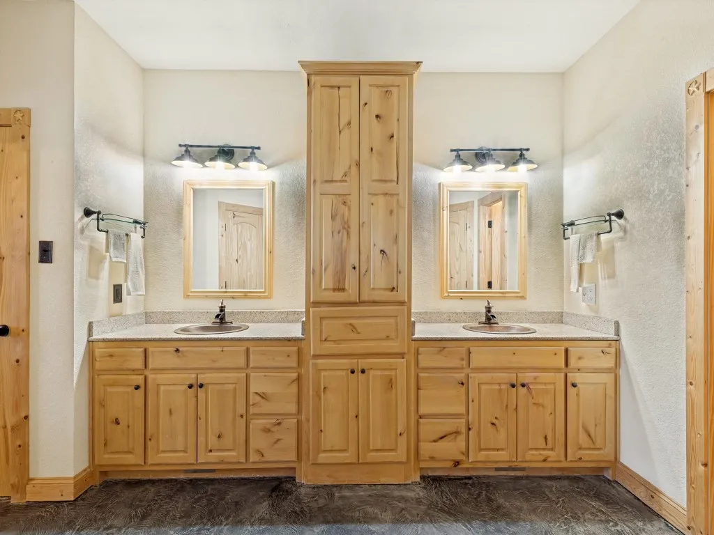 Farm For Sale in Ellis County , 1240 Union Hill Road, Ennis, Texas 75119, 4 Bedroom, 4 Bathroom, 2 Garage spaces, 3,000 Sqft, built in 2005, mls#21376156, Real Estate Agent in Ennis, Homes For Sale in Ellis county, Homes For Sale in Ennis, Realtor in Ennis Texas, Real Estate Brokerage Independent Realty Texas, Luminita Cordes Realtor