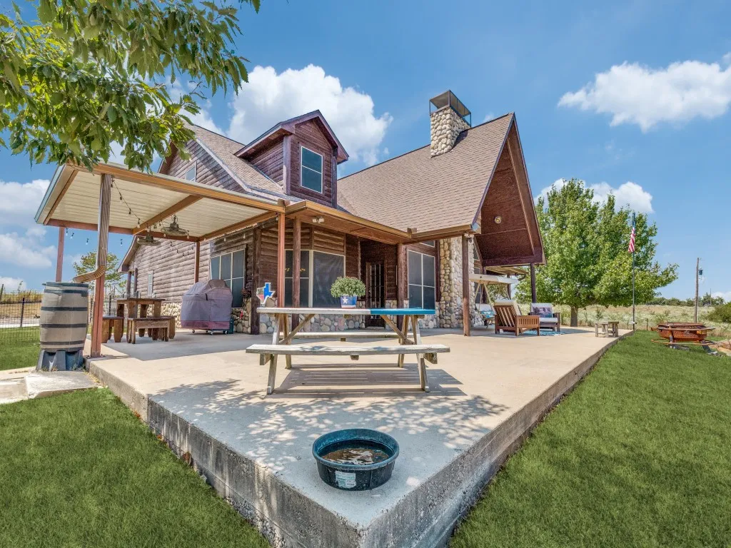 Farm For Sale in Ellis County , 1240 Union Hill Road, Ennis, Texas 75119, 4 Bedroom, 4 Bathroom, 2 Garage spaces, 3,000 Sqft, built in 2005, mls#21376156, Real Estate Agent in Ennis, Homes For Sale in Ellis county, Homes For Sale in Ennis, Realtor in Ennis Texas, Real Estate Brokerage Independent Realty Texas, Luminita Cordes Realtor