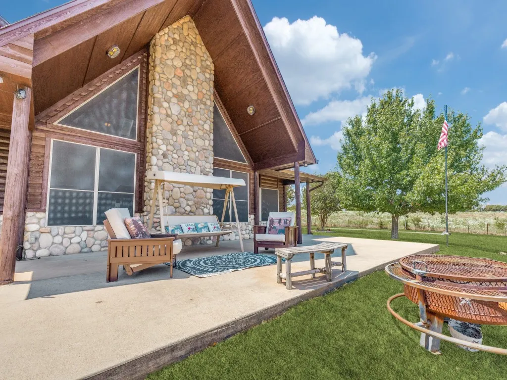 Farm For Sale in Ellis County , 1240 Union Hill Road, Ennis, Texas 75119, 4 Bedroom, 4 Bathroom, 2 Garage spaces, 3,000 Sqft, built in 2005, mls#21376156, Real Estate Agent in Ennis, Homes For Sale in Ellis county, Homes For Sale in Ennis, Realtor in Ennis Texas, Real Estate Brokerage Independent Realty Texas, Luminita Cordes Realtor
