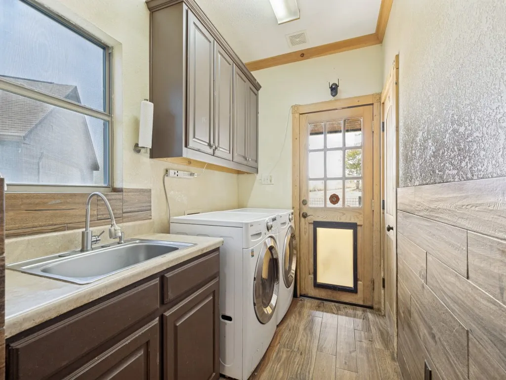 Farm For Sale in Ellis County , 1240 Union Hill Road, Ennis, Texas 75119, 4 Bedroom, 4 Bathroom, 2 Garage spaces, 3,000 Sqft, built in 2005, mls#21376156, Real Estate Agent in Ennis, Homes For Sale in Ellis county, Homes For Sale in Ennis, Realtor in Ennis Texas, Real Estate Brokerage Independent Realty Texas, Luminita Cordes Realtor