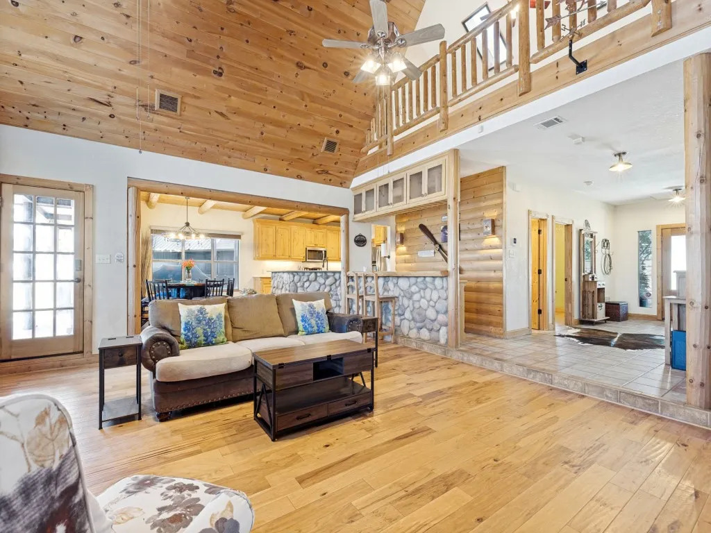 Farm For Sale in Ellis County , 1240 Union Hill Road, Ennis, Texas 75119, 4 Bedroom, 4 Bathroom, 2 Garage spaces, 3,000 Sqft, built in 2005, mls#21376156, Real Estate Agent in Ennis, Homes For Sale in Ellis county, Homes For Sale in Ennis, Realtor in Ennis Texas, Real Estate Brokerage Independent Realty Texas, Luminita Cordes Realtor