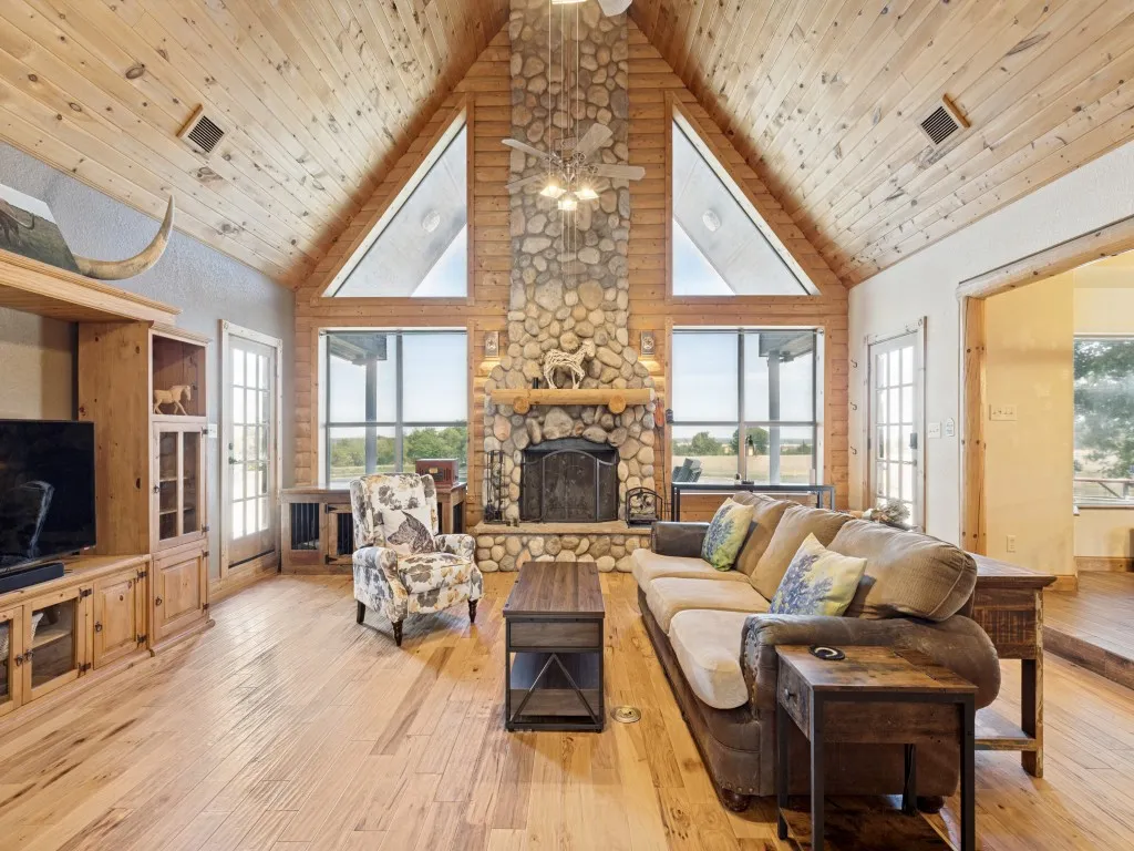 Farm For Sale in Ellis County , 1240 Union Hill Road, Ennis, Texas 75119, 4 Bedroom, 4 Bathroom, 2 Garage spaces, 3,000 Sqft, built in 2005, mls#21376156, Real Estate Agent in Ennis, Homes For Sale in Ellis county, Homes For Sale in Ennis, Realtor in Ennis Texas, Real Estate Brokerage Independent Realty Texas, Luminita Cordes Realtor