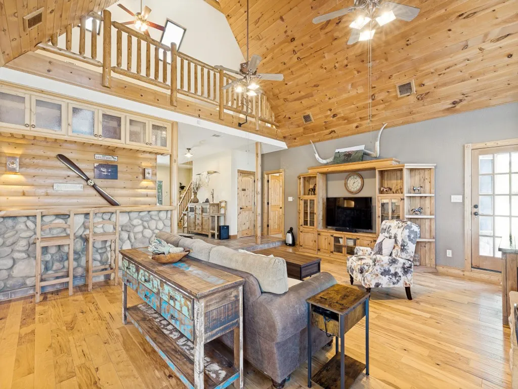 Farm For Sale in Ellis County , 1240 Union Hill Road, Ennis, Texas 75119, 4 Bedroom, 4 Bathroom, 2 Garage spaces, 3,000 Sqft, built in 2005, mls#21376156, Real Estate Agent in Ennis, Homes For Sale in Ellis county, Homes For Sale in Ennis, Realtor in Ennis Texas, Real Estate Brokerage Independent Realty Texas, Luminita Cordes Realtor