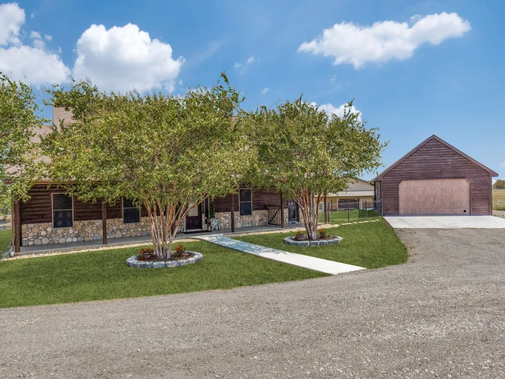 Farm For Sale in Ellis County , 1240 Union Hill Road, Ennis, Texas 75119, 4 Bedroom, 4 Bathroom, 2 Garage spaces, 3,000 Sqft, built in 2005, mls#21376156, Real Estate Agent in Ennis, Homes For Sale in Ellis county, Homes For Sale in Ennis, Realtor in Ennis Texas, Real Estate Brokerage Independent Realty Texas, Luminita Cordes Realtor
