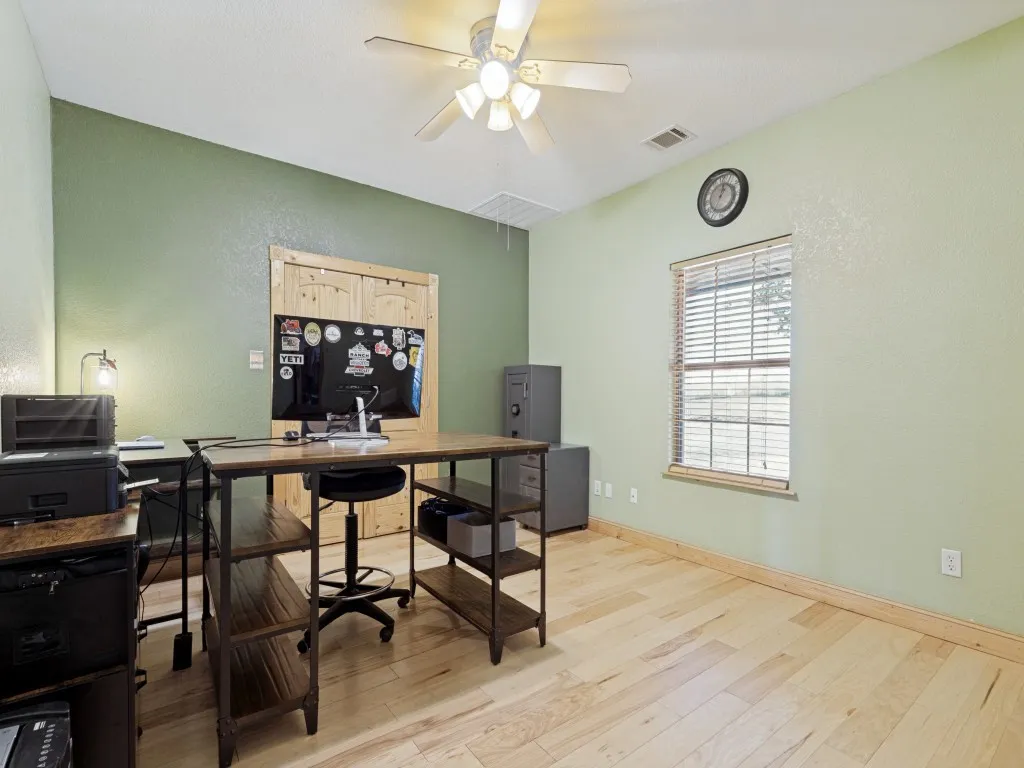 Farm For Sale in Ellis County , 1240 Union Hill Road, Ennis, Texas 75119, 4 Bedroom, 4 Bathroom, 2 Garage spaces, 3,000 Sqft, built in 2005, mls#21376156, Real Estate Agent in Ennis, Homes For Sale in Ellis county, Homes For Sale in Ennis, Realtor in Ennis Texas, Real Estate Brokerage Independent Realty Texas, Luminita Cordes Realtor