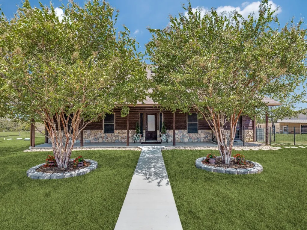 Farm For Sale in Ellis County , 1240 Union Hill Road, Ennis, Texas 75119, 4 Bedroom, 4 Bathroom, 2 Garage spaces, 3,000 Sqft, built in 2005, mls#21376156, Real Estate Agent in Ennis, Homes For Sale in Ellis county, Homes For Sale in Ennis, Realtor in Ennis Texas, Real Estate Brokerage Independent Realty Texas, Luminita Cordes Realtor