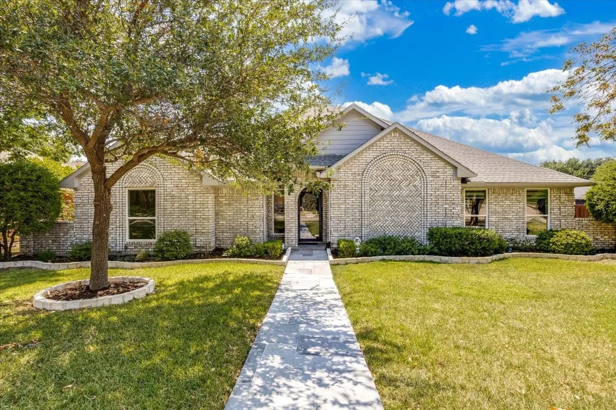 Single Family Residence For Sale in Dallas County , 2100 Antibes Drive, Carrollton, Texas 75006, 4 Bedroom, 3 Bathroom, 2 Garage spaces, 2,858 Sqft, built in 1986, mls#21375849, Real Estate Agent in Carrollton, Homes For Sale in Dallas county, Homes For Sale in Carrollton, Realtor in Carrollton Texas, Real Estate Brokerage Independent Realty Texas, Luminita Cordes Realtor