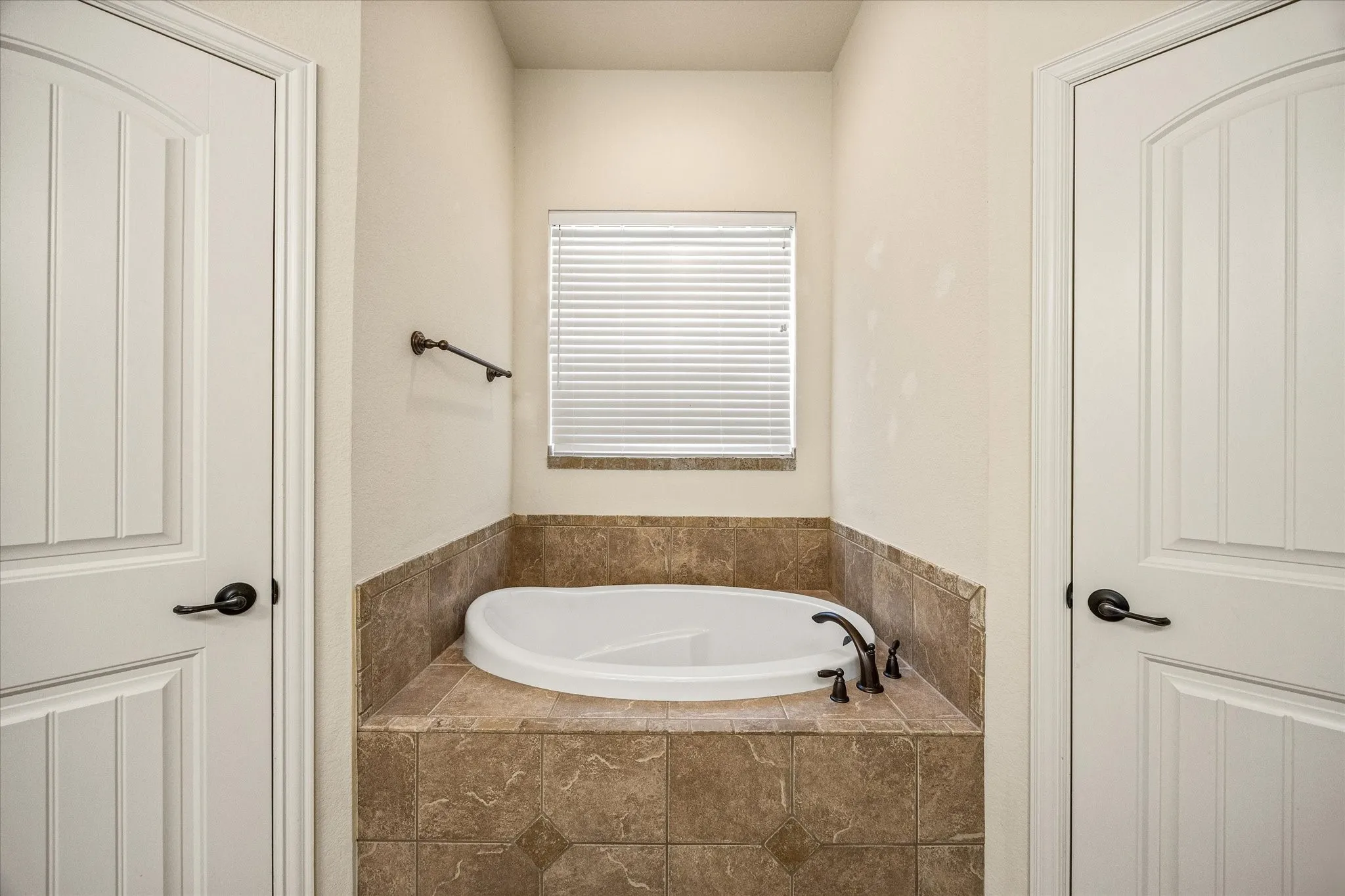 Single Family Residence For Sale in Hood County , 122 Donna Circle, Granbury, Texas 76049, 4 Bedroom, 2 Bathroom, 2 Garage spaces, 1,912 Sqft, built in 2013, mls#21374902, Real Estate Agent in Granbury, Homes For Sale in Hood county, Homes For Sale in Granbury, Realtor in Granbury Texas, Real Estate Brokerage Independent Realty Texas, Luminita Cordes Realtor