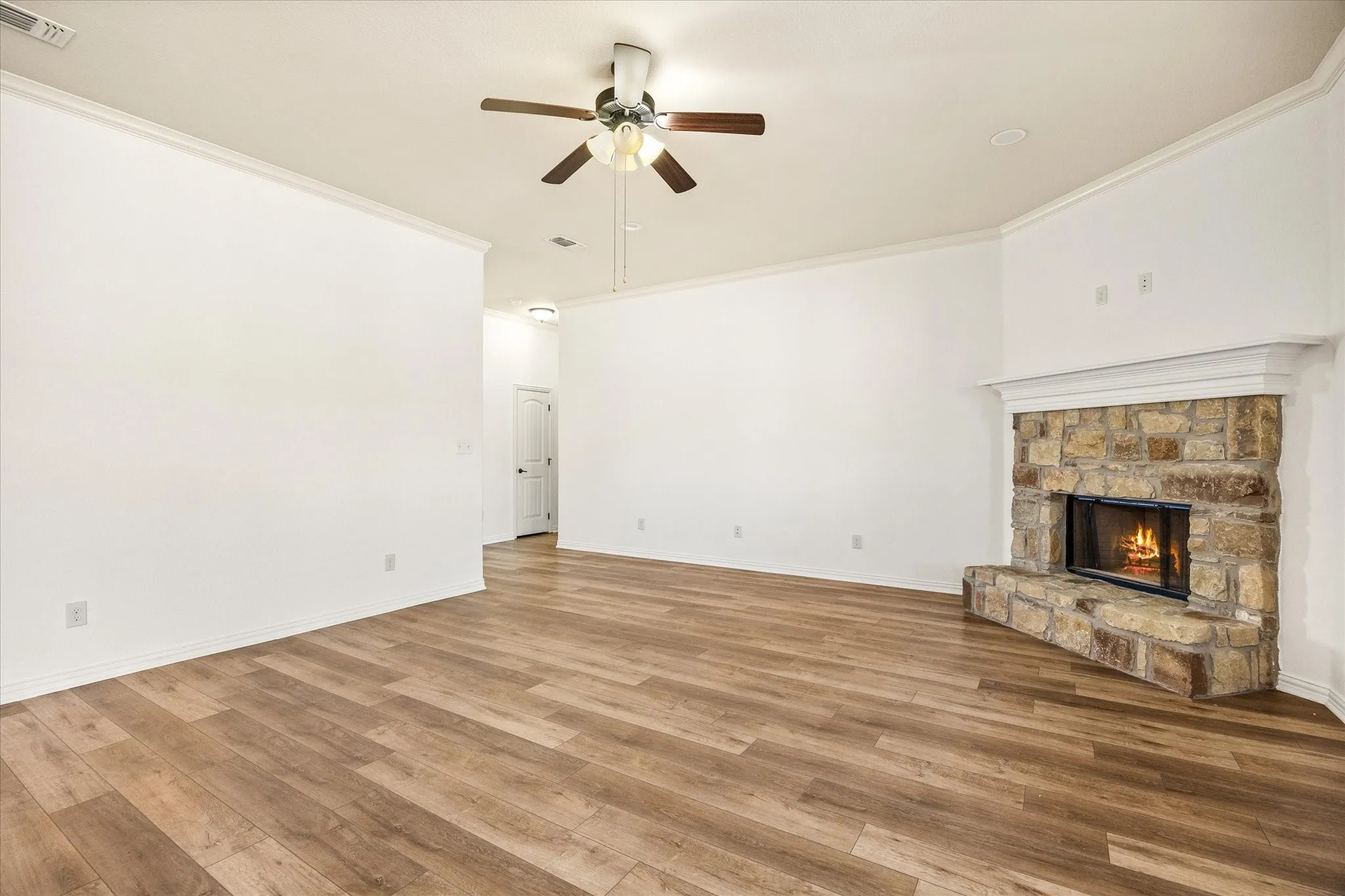 Single Family Residence For Sale in Hood County , 122 Donna Circle, Granbury, Texas 76049, 4 Bedroom, 2 Bathroom, 2 Garage spaces, 1,912 Sqft, built in 2013, mls#21374902, Real Estate Agent in Granbury, Homes For Sale in Hood county, Homes For Sale in Granbury, Realtor in Granbury Texas, Real Estate Brokerage Independent Realty Texas, Luminita Cordes Realtor