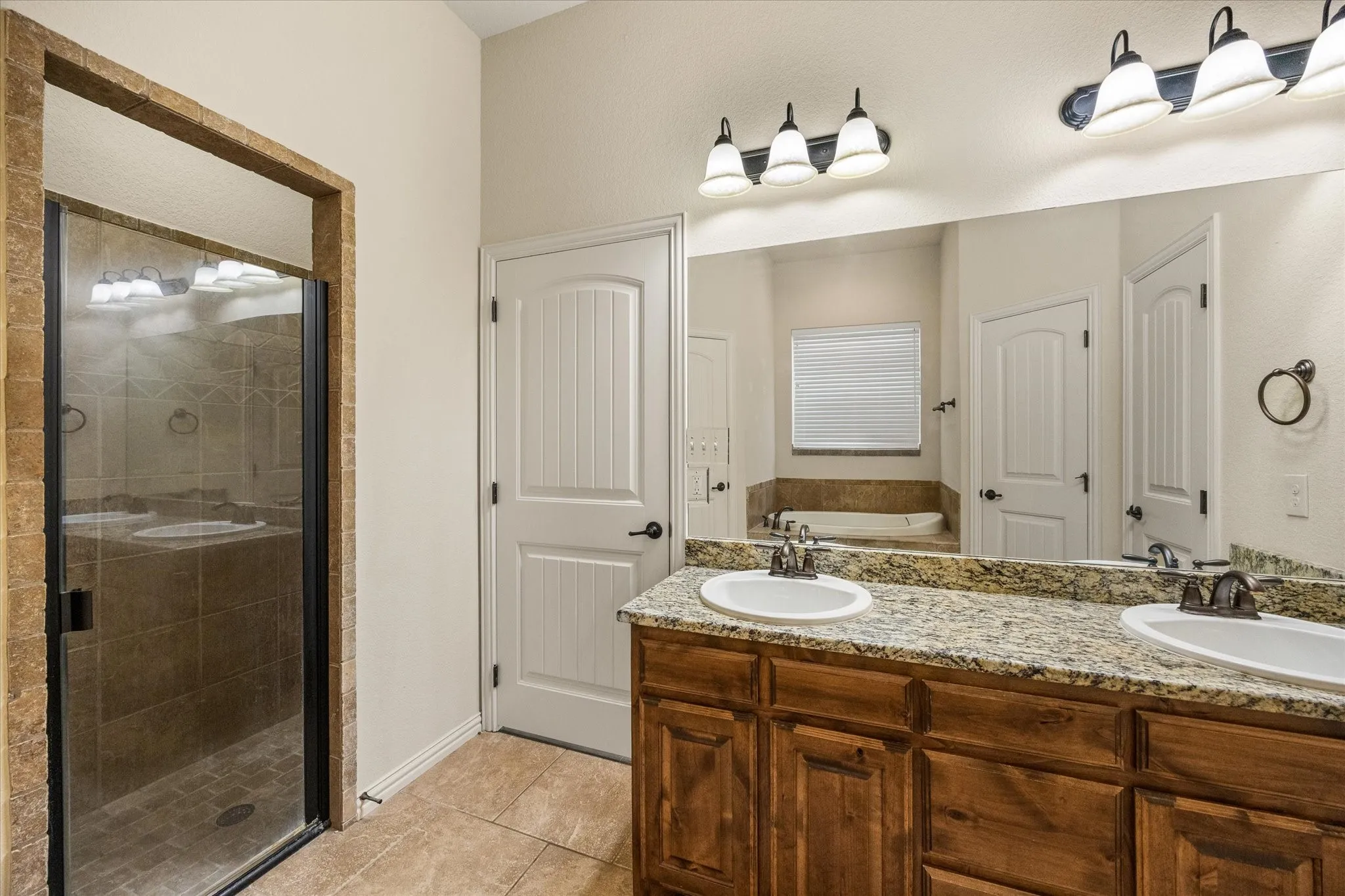 Single Family Residence For Sale in Hood County , 122 Donna Circle, Granbury, Texas 76049, 4 Bedroom, 2 Bathroom, 2 Garage spaces, 1,912 Sqft, built in 2013, mls#21374902, Real Estate Agent in Granbury, Homes For Sale in Hood county, Homes For Sale in Granbury, Realtor in Granbury Texas, Real Estate Brokerage Independent Realty Texas, Luminita Cordes Realtor