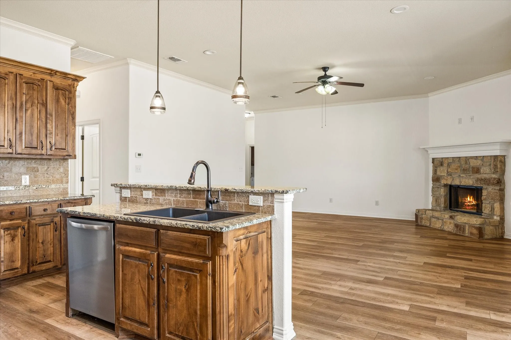 Single Family Residence For Sale in Hood County , 122 Donna Circle, Granbury, Texas 76049, 4 Bedroom, 2 Bathroom, 2 Garage spaces, 1,912 Sqft, built in 2013, mls#21374902, Real Estate Agent in Granbury, Homes For Sale in Hood county, Homes For Sale in Granbury, Realtor in Granbury Texas, Real Estate Brokerage Independent Realty Texas, Luminita Cordes Realtor